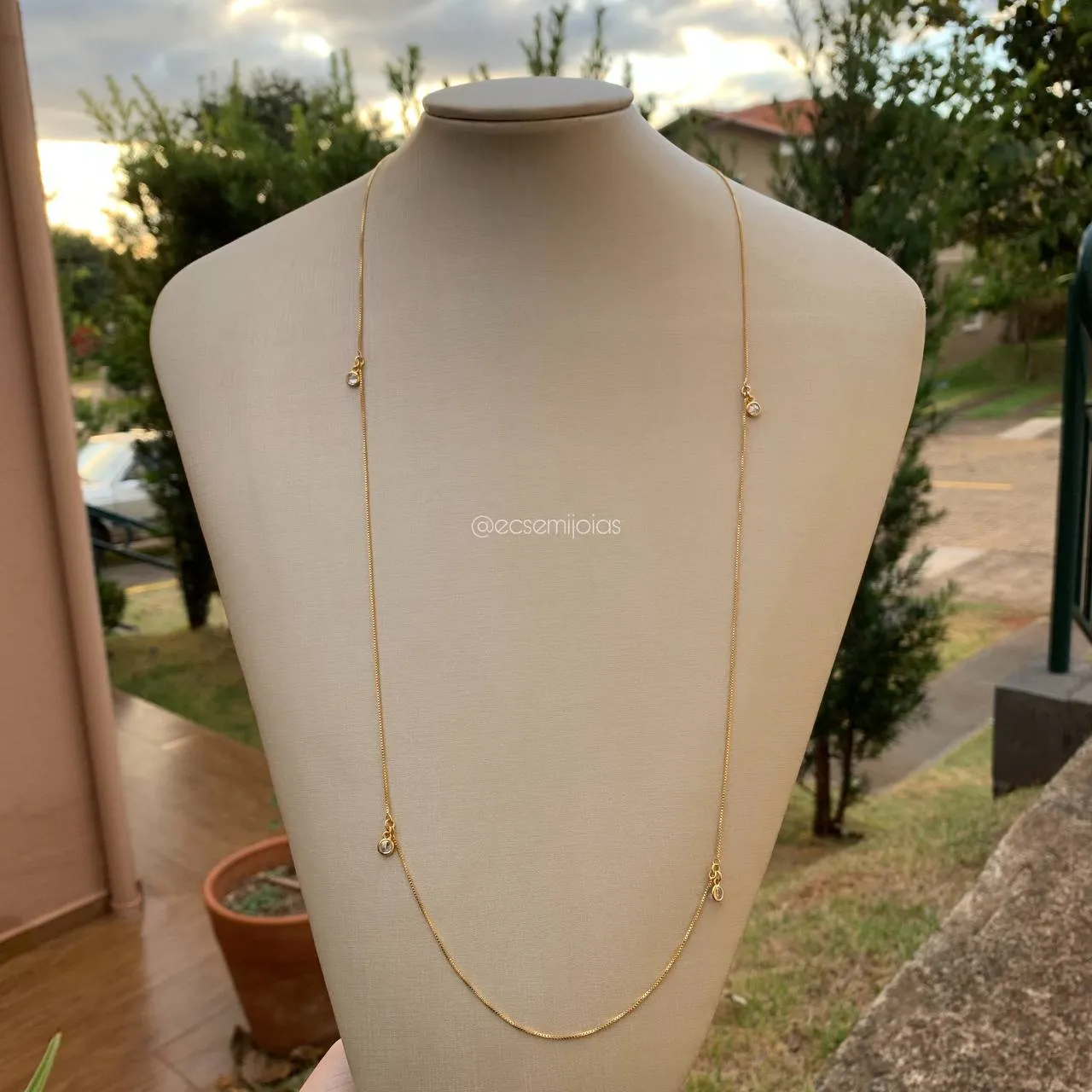 Colar longo com zircônias penduradas - 80 cm - banhado a ouro 18k