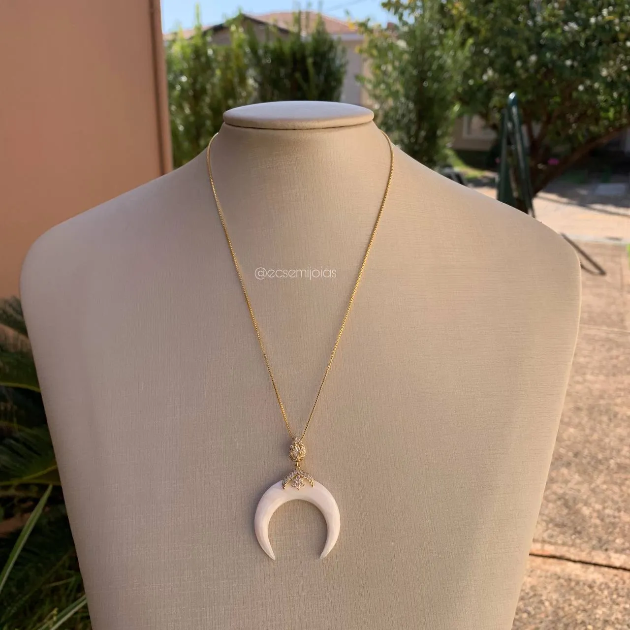 Colar madrepérola meia lua - 45 cm - banhado a ouro 18k