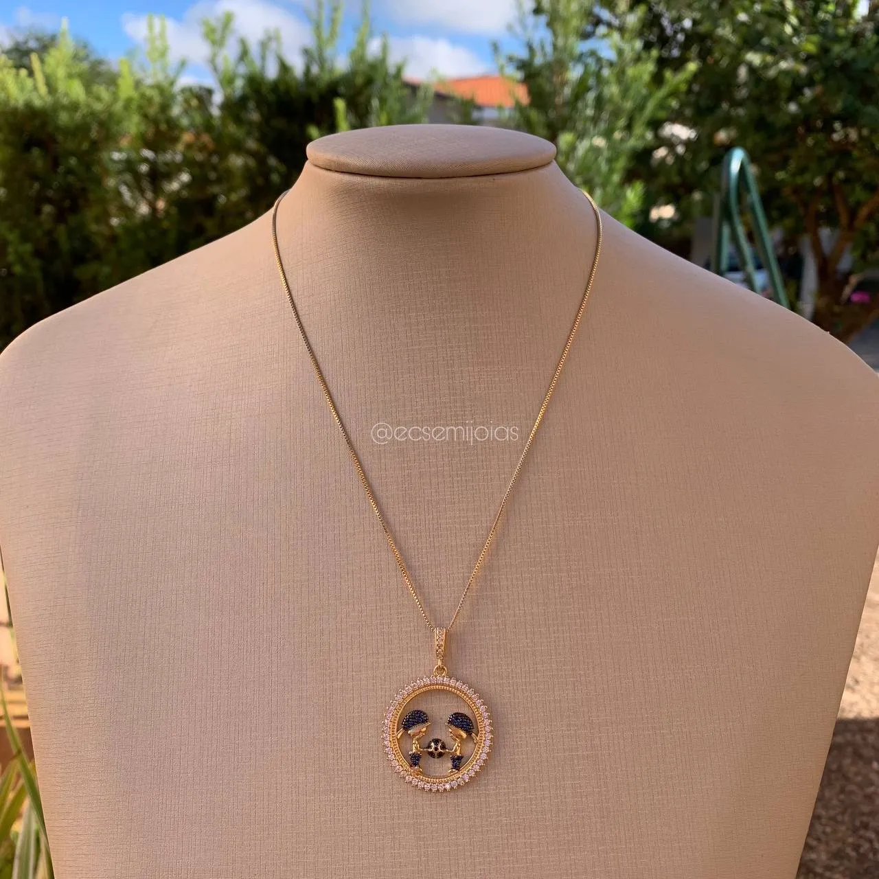 Colar mandala 2 meninos segurando uma bola - 43 cm + 5cm de extensor - banhado a ouro 18k