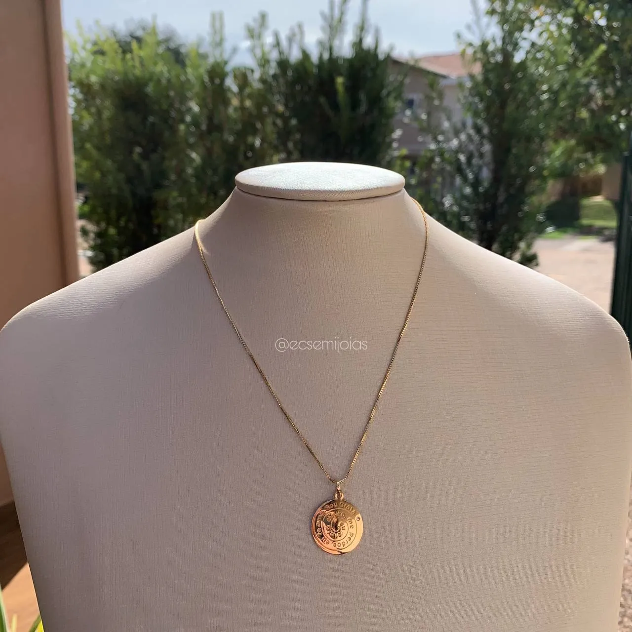 Colar medalha redonda escrita - 45 + 5 cm de extensor - banhado a ouro 18k