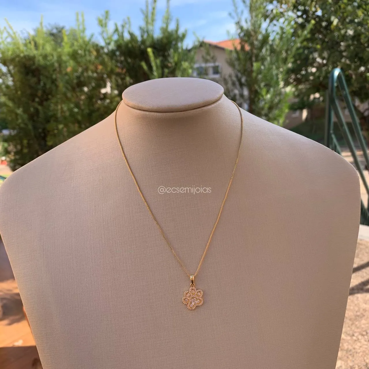 Colar pata de cachorro cravejada - 45 cm - banhado a ouro 18k