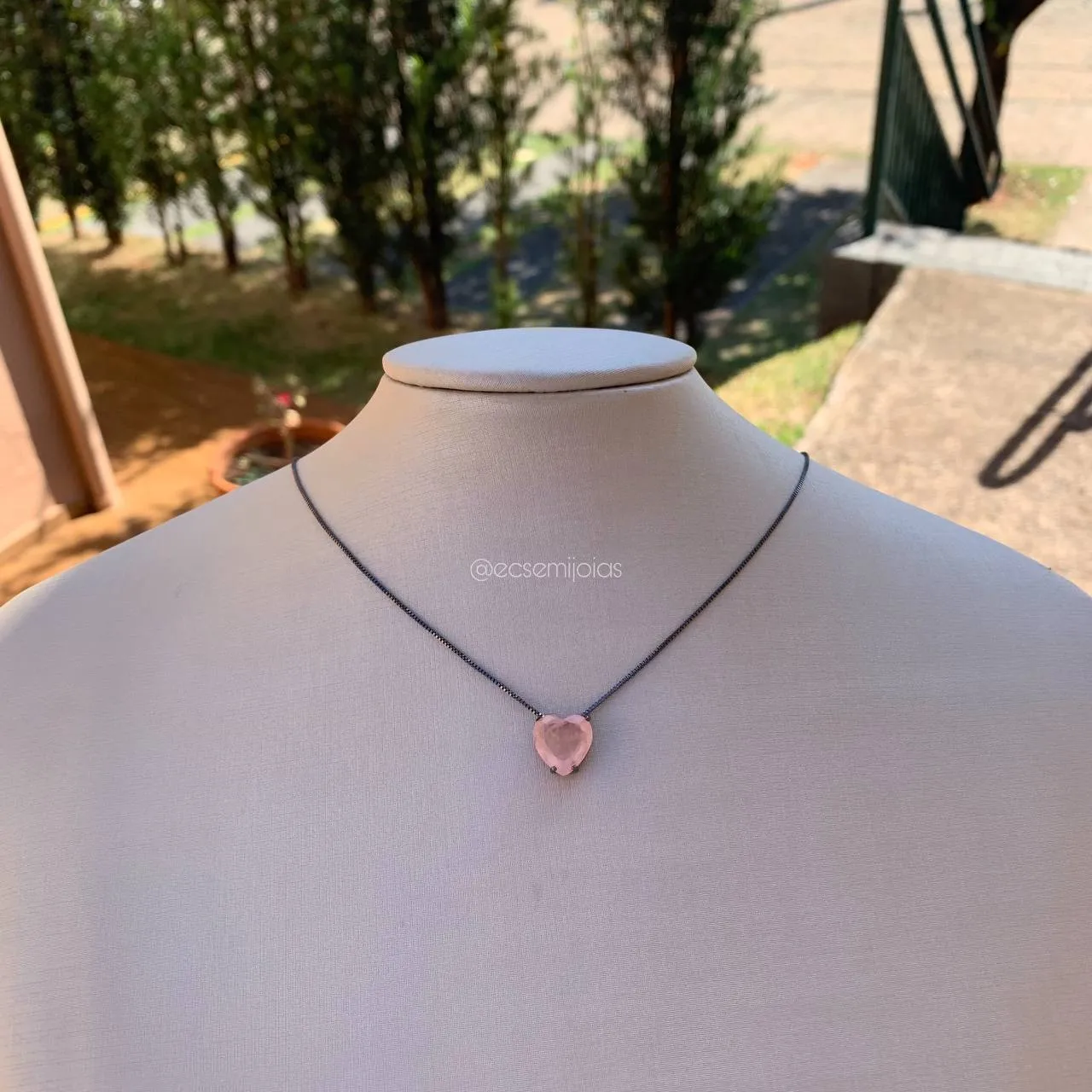 Colar pedra coração 4 garras 1 cm - 45 cm - banhado a ródio negro