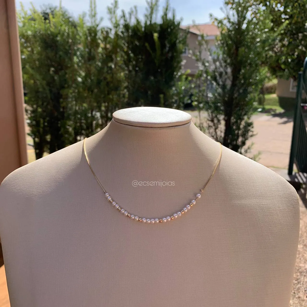 Colar perolas 2 mm com bolinhas metal lisas - 45 cm+ 5 cm - banhado a ouro 18k