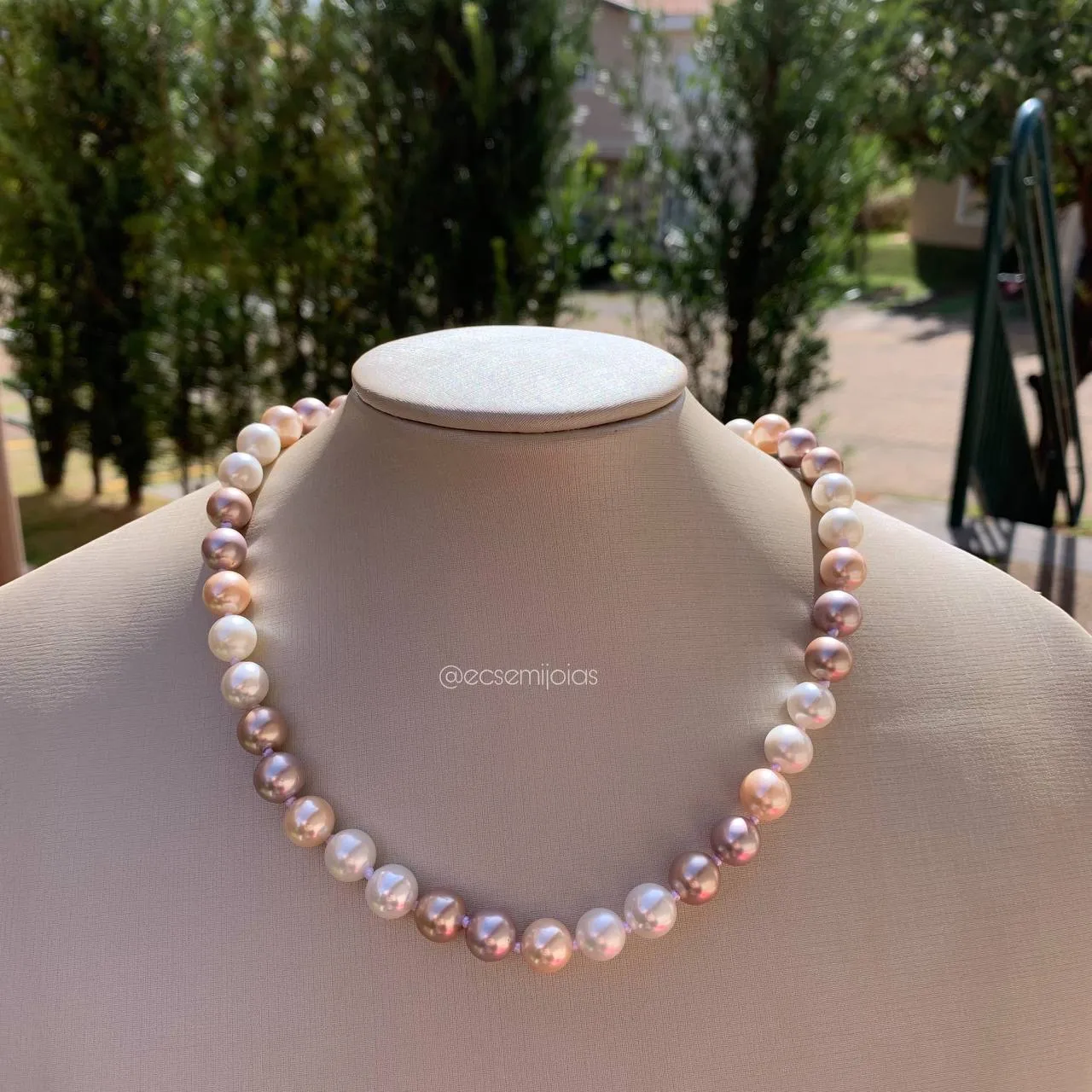 Colar perolas coloridas fecho com bola cravejada e ima 45 cm + 5 cm banhado a ródio branco