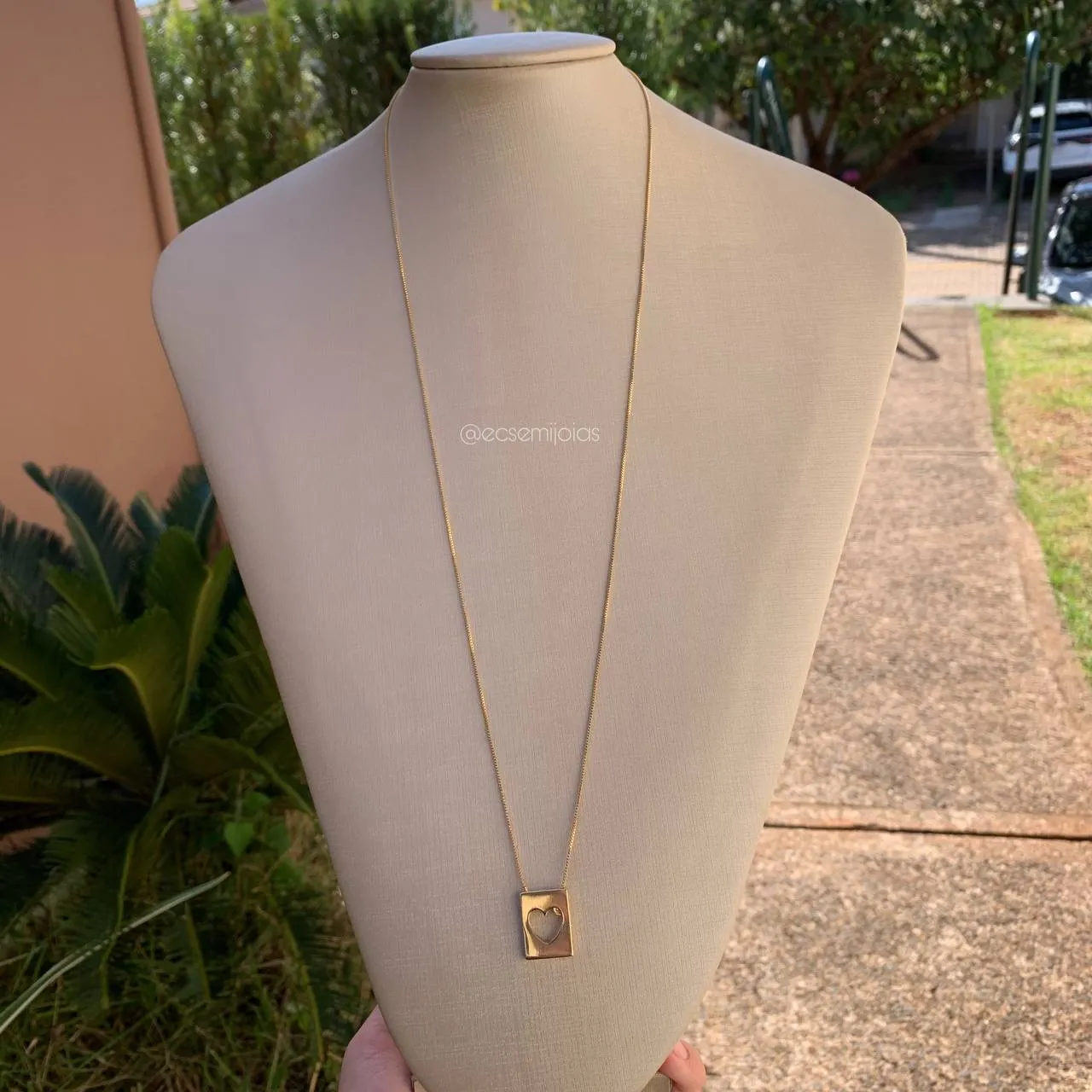 Colar placa com coração vazado - 70 cm - banhado a ouro 18k