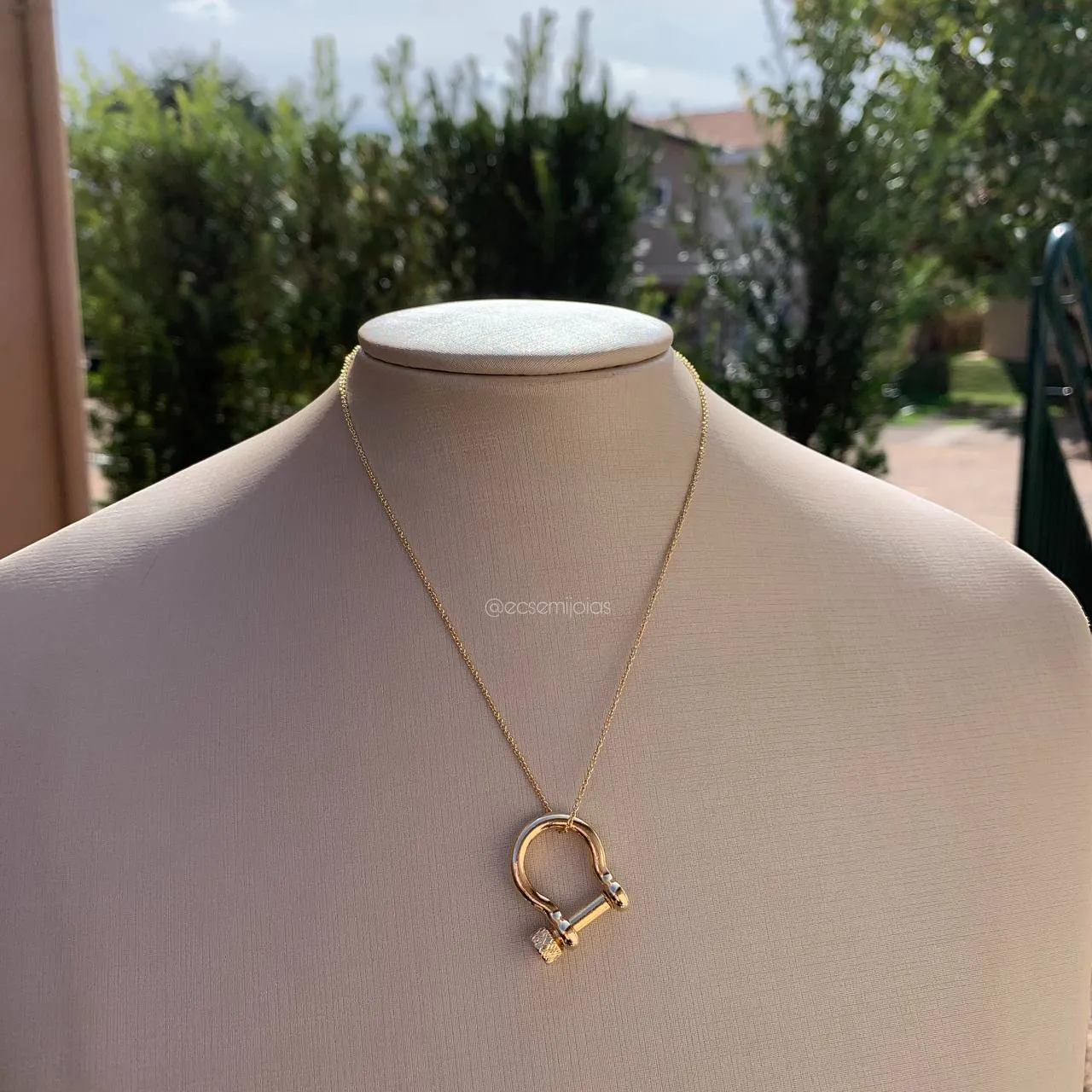 Colar portuguesinha bem fina com fecho diferente pendurado - 38 + 4 cm de extensor - banhado a ouro 18k