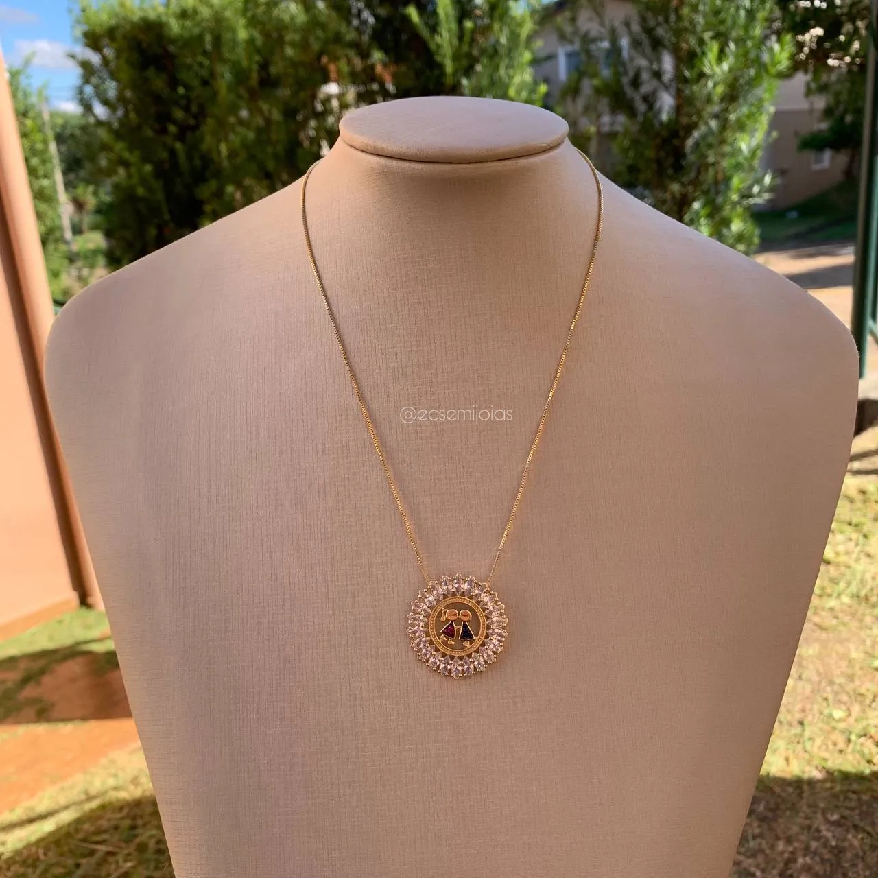 Colar redondo cravejada de navete com 1 menino e 1 menina - 45 cm - banhado a ouro 18k
