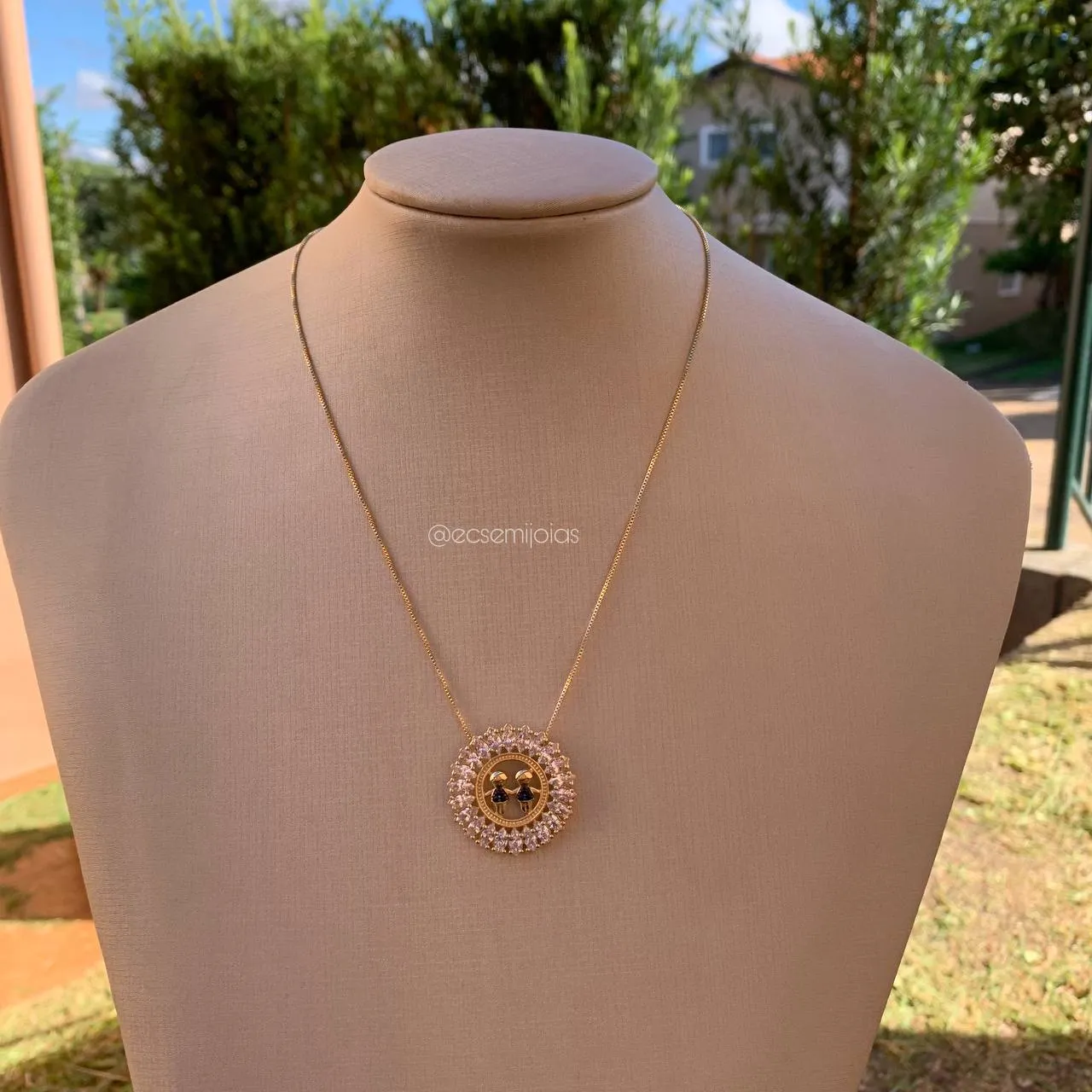 Colar redondo cravejada de navete com dois meninos - 45 cm - banhado a ouro 18k