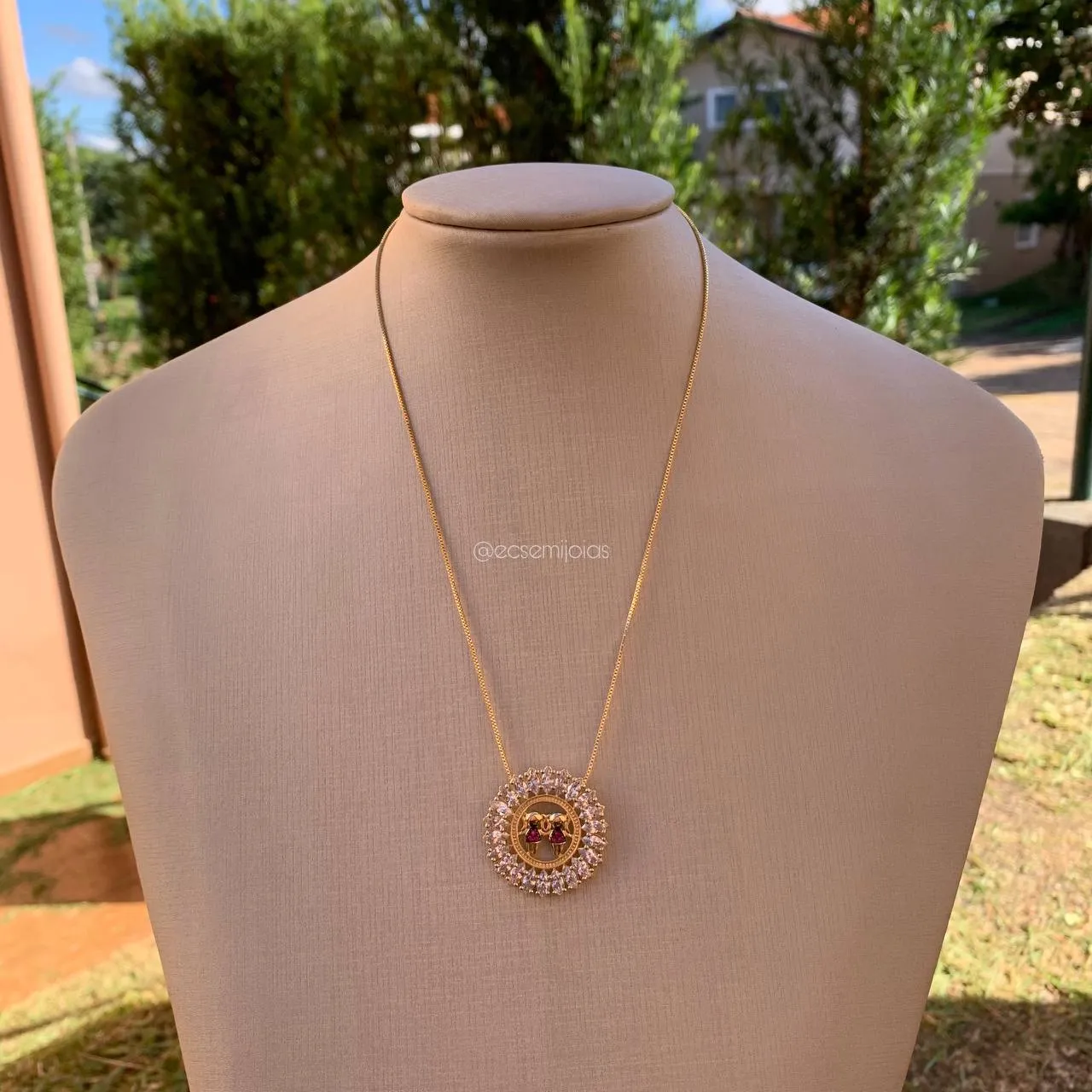 Colar redondo cravejada de navete com duas meninas- 45 cm - banhado a ouro 18k