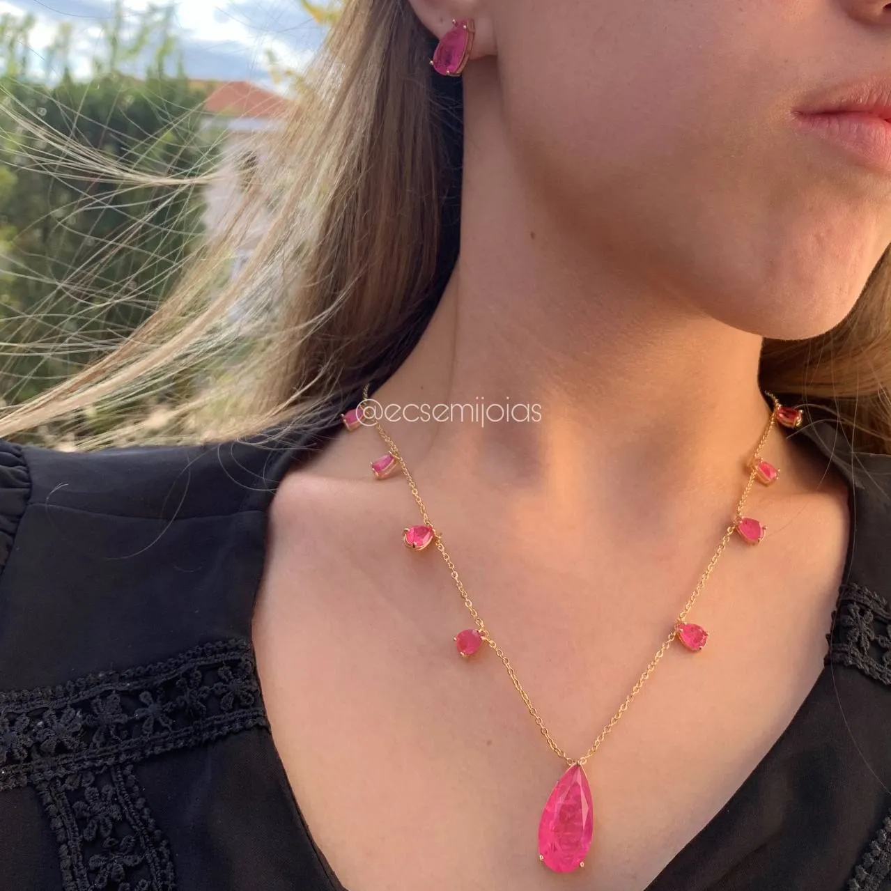 Conjunto de Brinco e Colar c/ pedra gota fusion maior e várias gotinhas menores penduradas, brinco c/ pedra gota fusion média - 60 cm - banhado a  ouro 18k