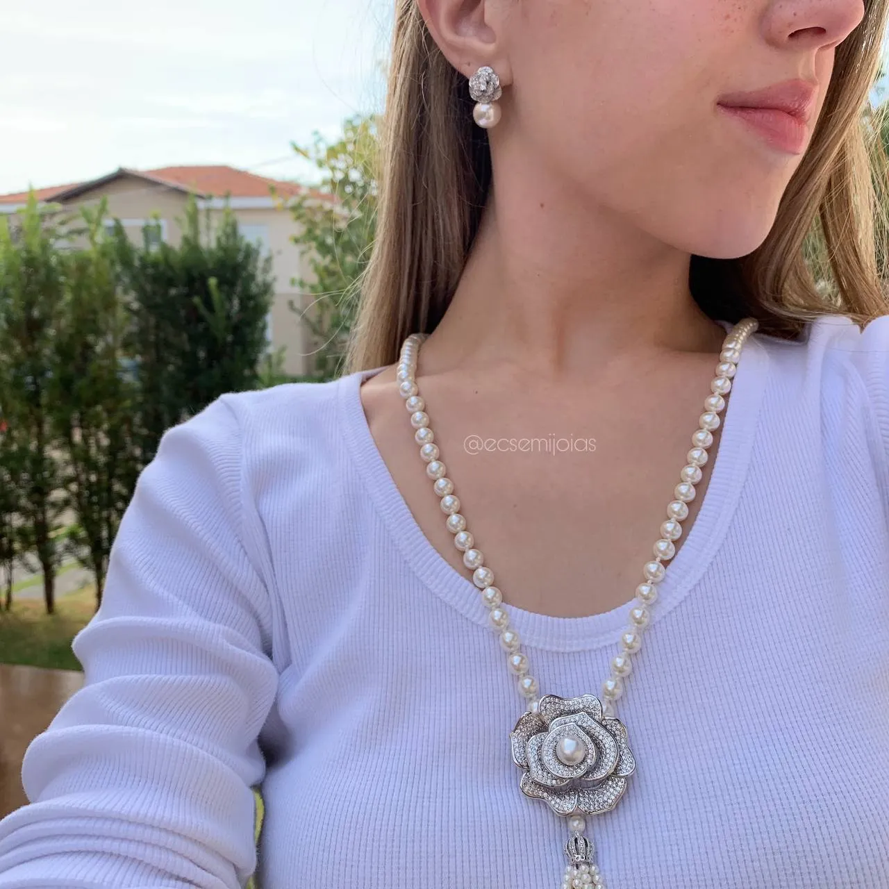 Conjunto de brinco e colar perolas com flor cravejada - 80 cm - banhado a ródio branco