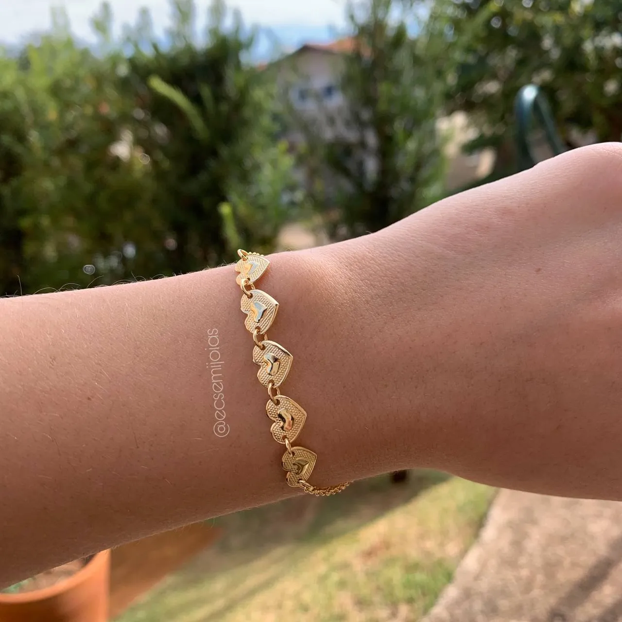 Pulseira 5 corações trabalhados alto relevo - 18 cm - banhado a ouro 18k