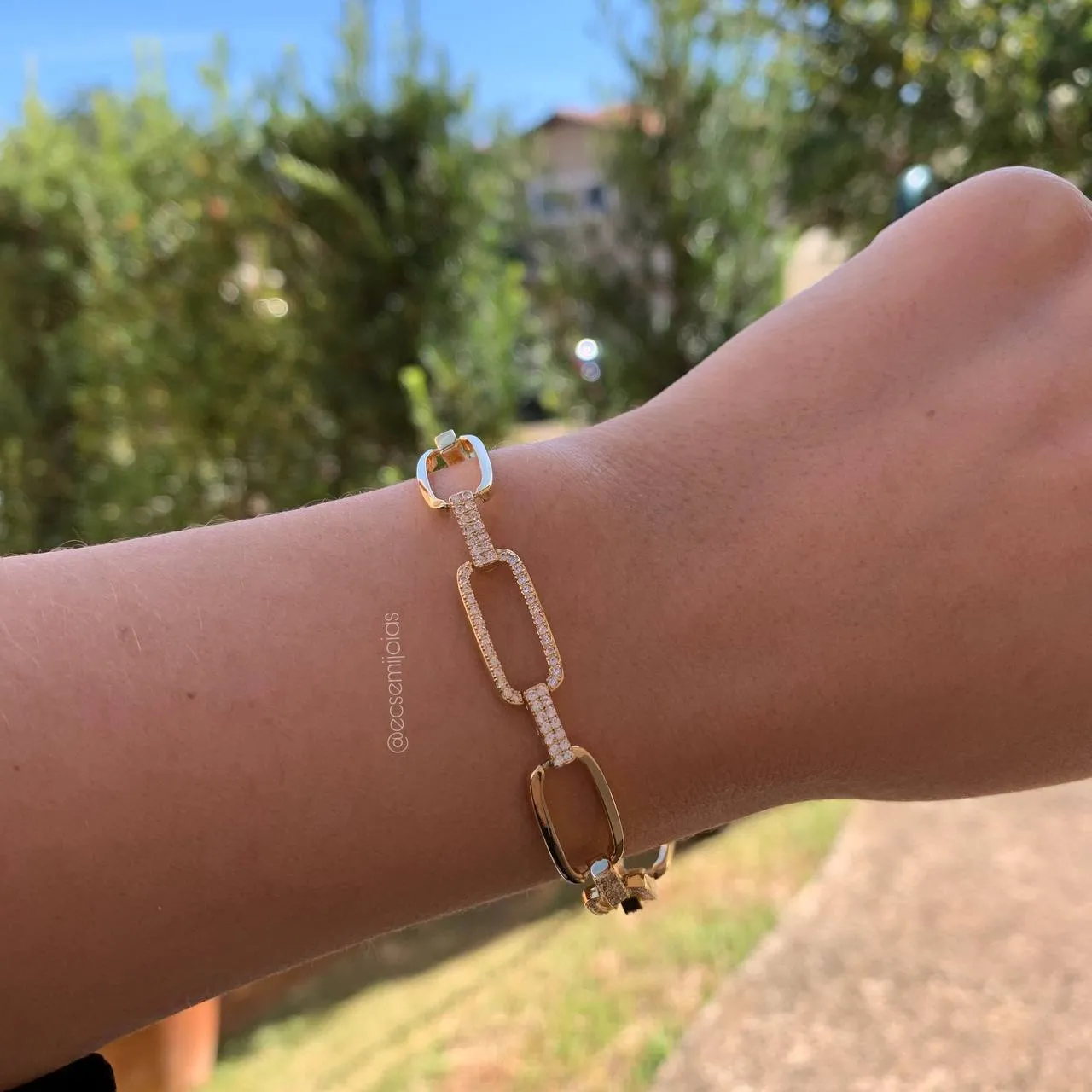Pulseira cartier com elos cravejados e lisos - 17 cm - banhado a ouro 18k