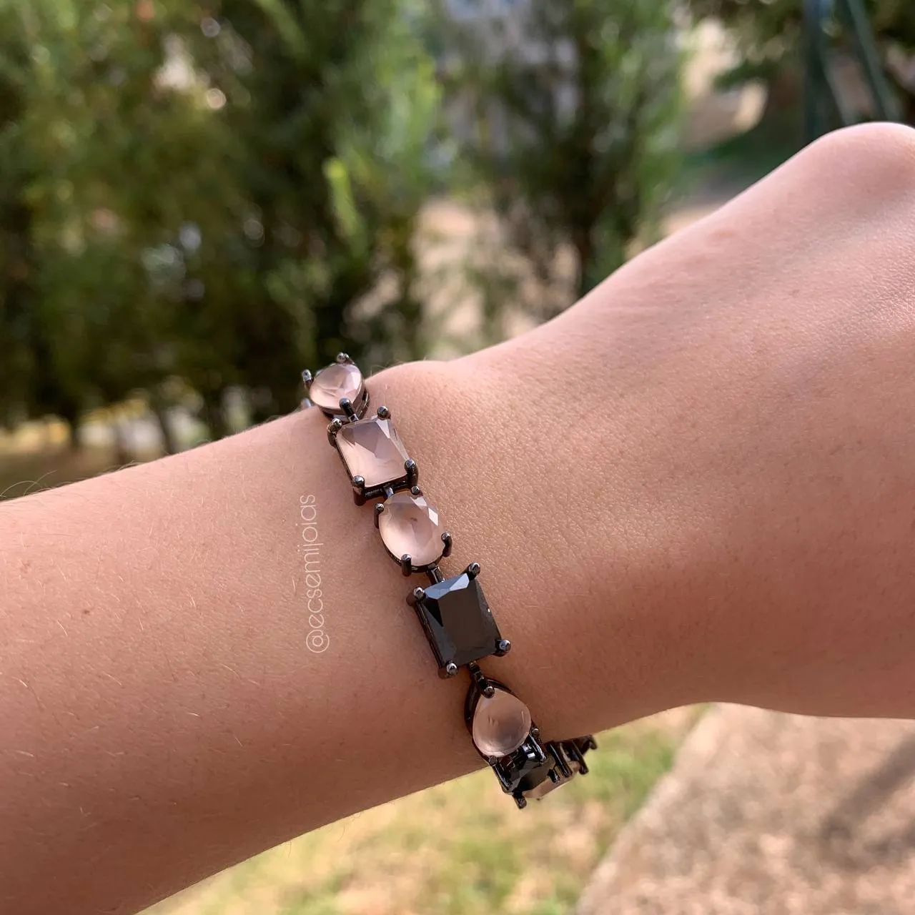 Pulseira chique fileira de pedras ovais, quadradas, retangulares e gotas fusion e zircônia -17 cm - banhado a ródio negro