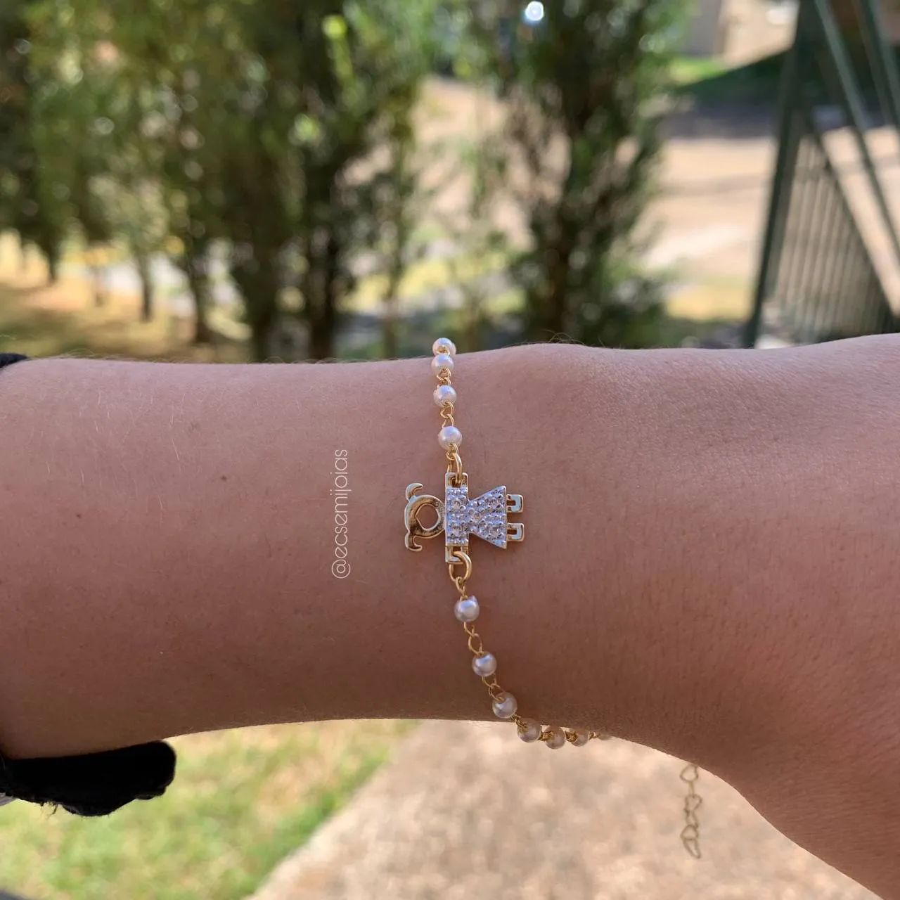 Pulseira de perolas com menina no centro - 16 cm + 5 cm de extensor - banhado a ouro 18k