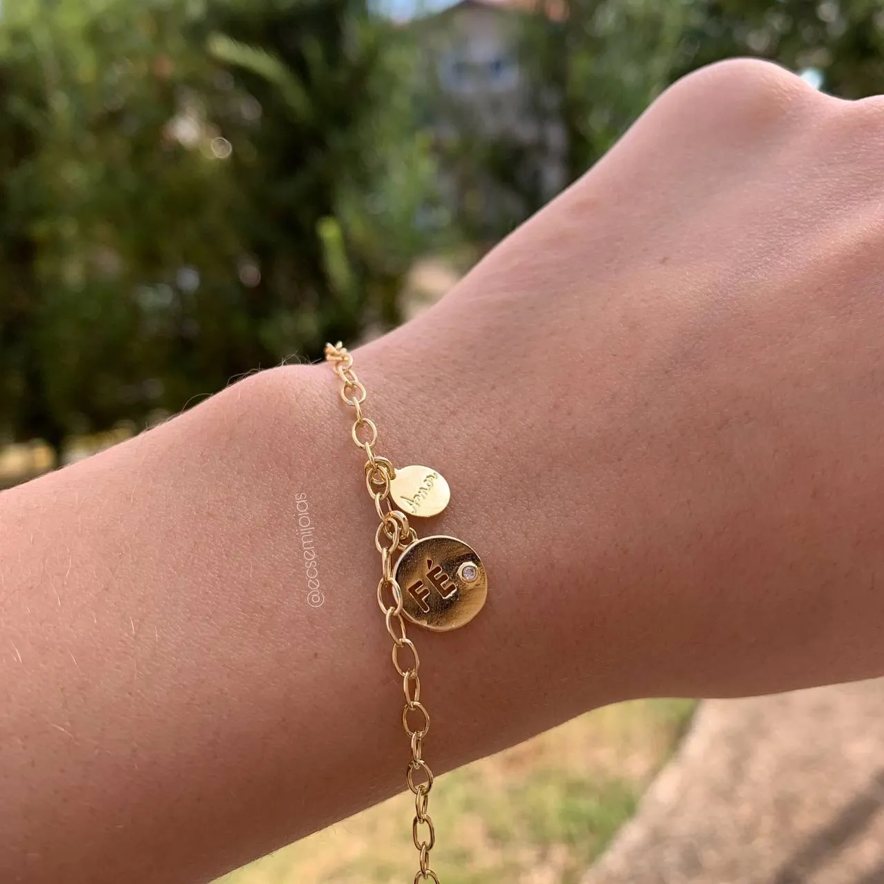Pulseira elo oval com placa fé e zirconia e placa menor amor- 20 cm - banhado a ouro 18k