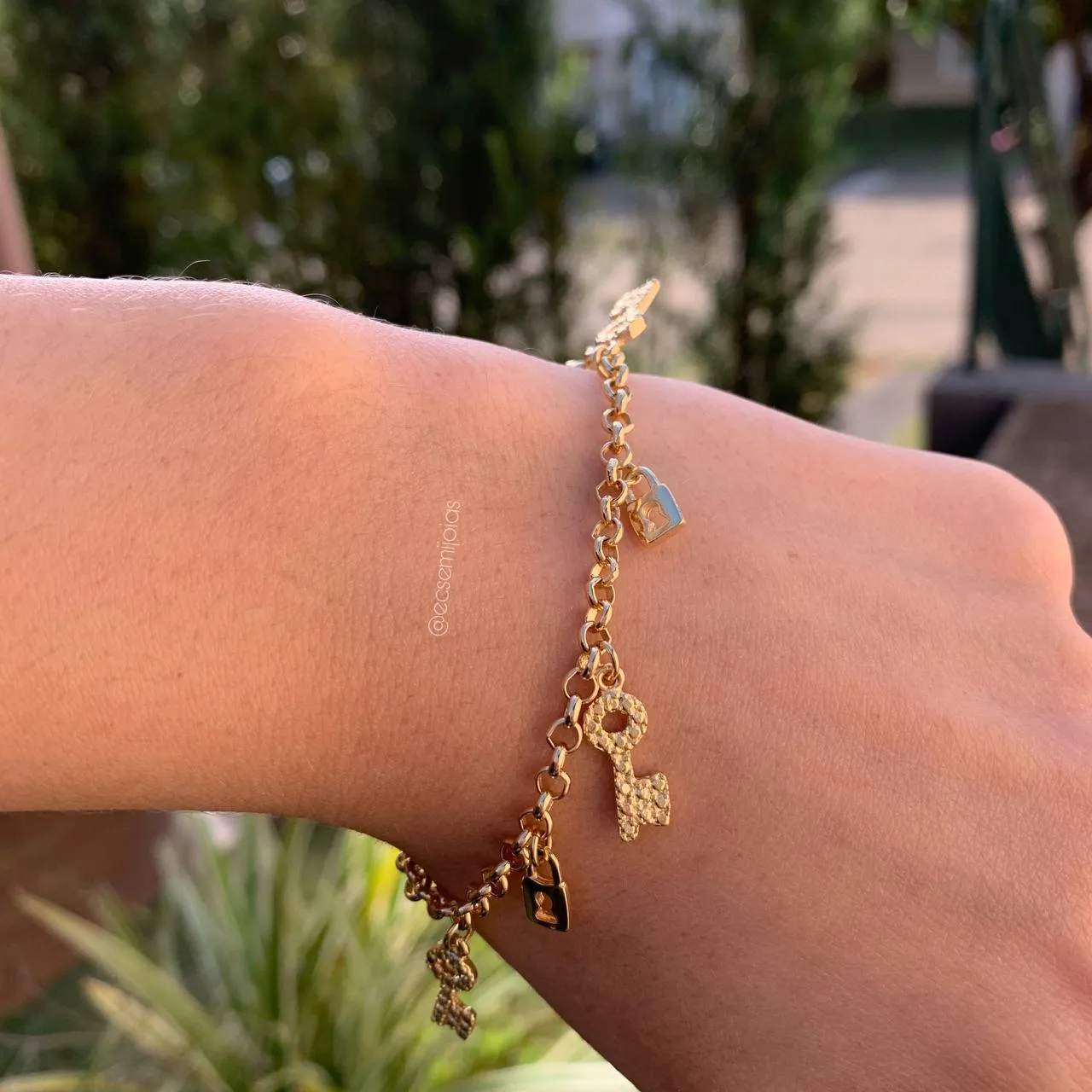 Pulseira elo português com chave e cadeado pendurado- 20 cm - banhado a ouro 18k