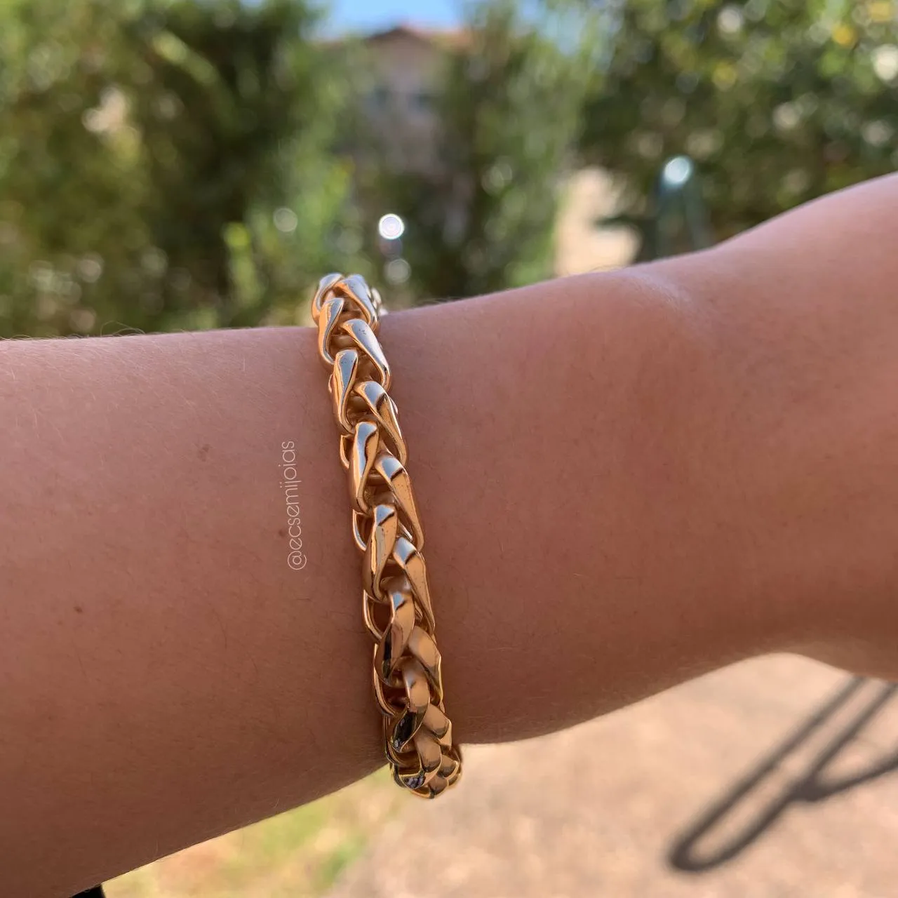 Pulseira grossa trançada com fecho cravejado - 17 cm - banhado a ouro 18k