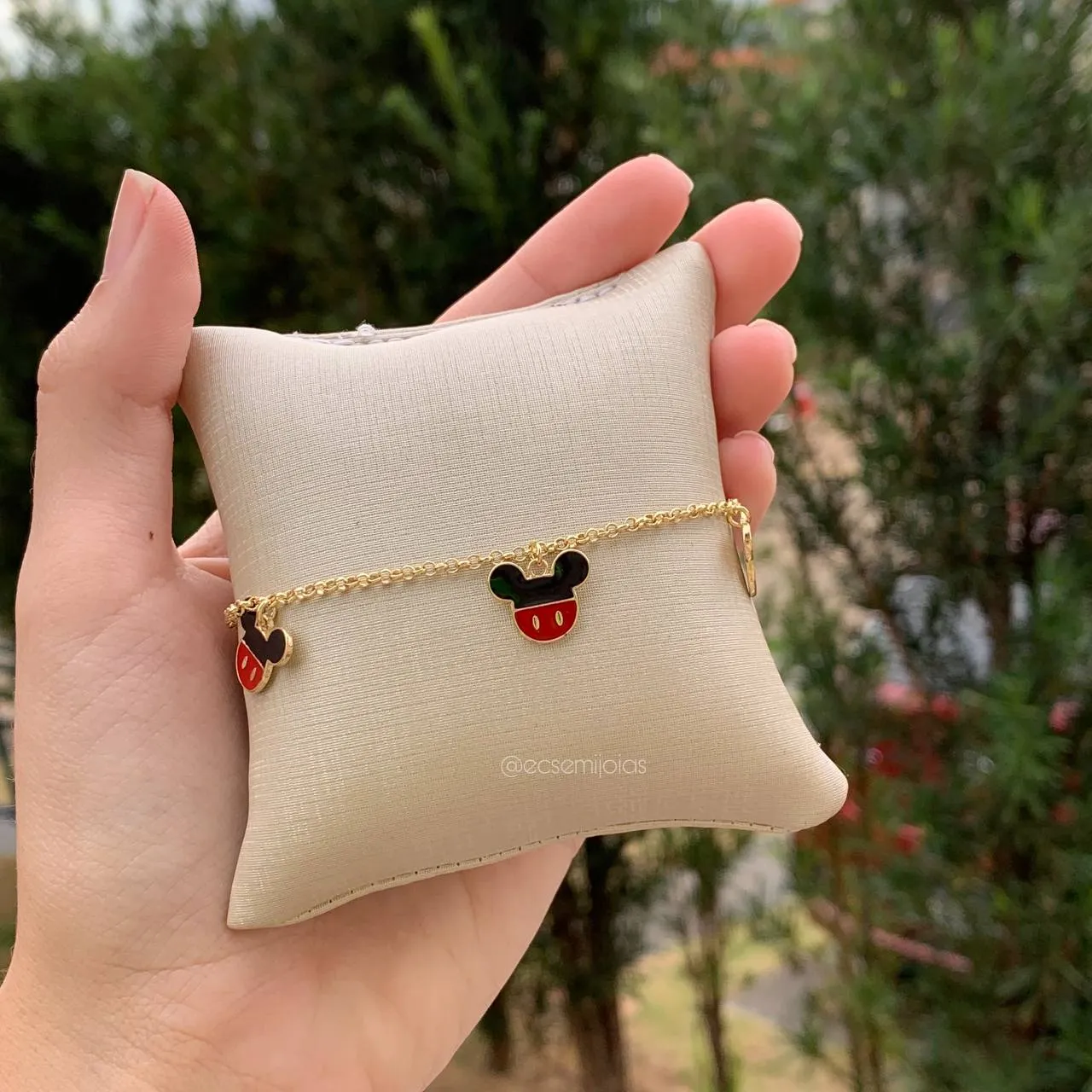 Pulseira infantil com 3 mickey pendurado - banhado a ouro 18k - 16 cm