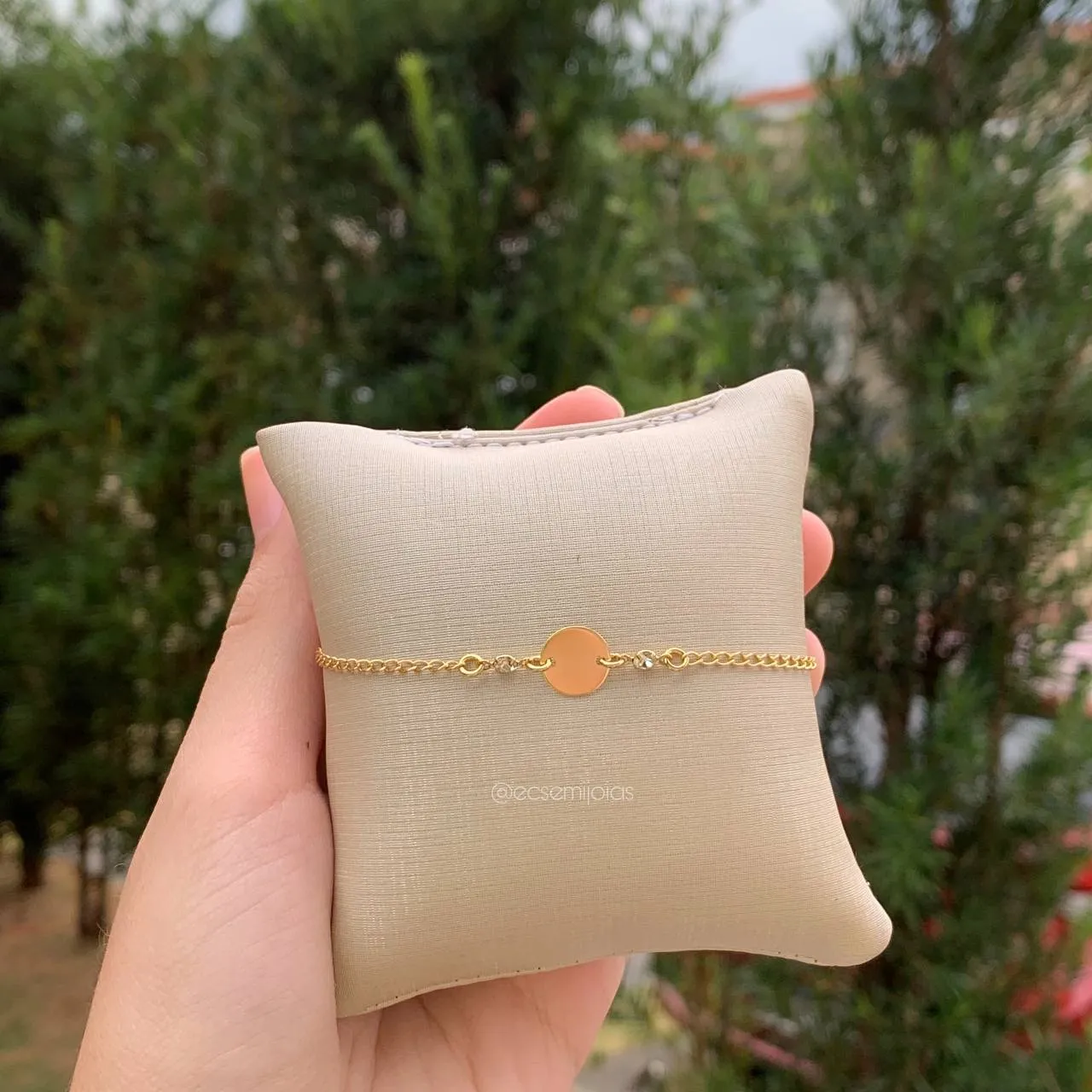 Pulseira infantil plaquinha redonda no meio e uma zircônia de cada lado -  14 cm - banhado a ouro 18k