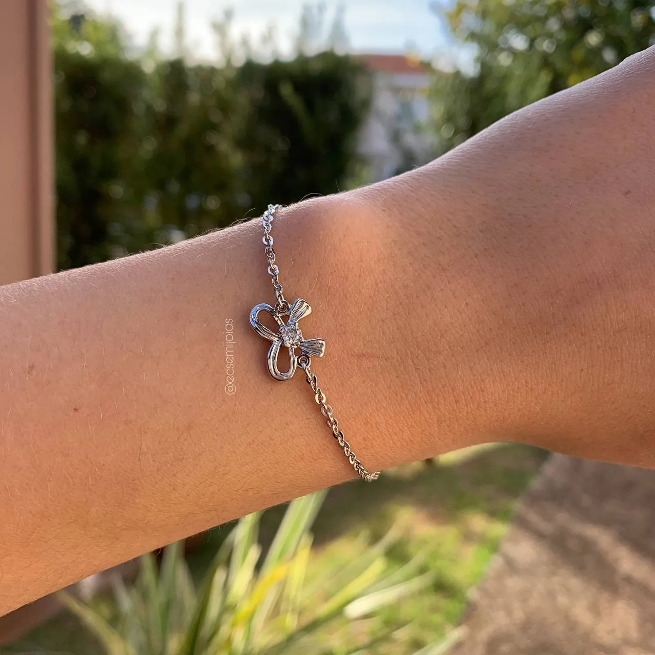 Pulseira laço com zircônia no meio- 16 cm + 4cm de extensor - banhado a ródio branco