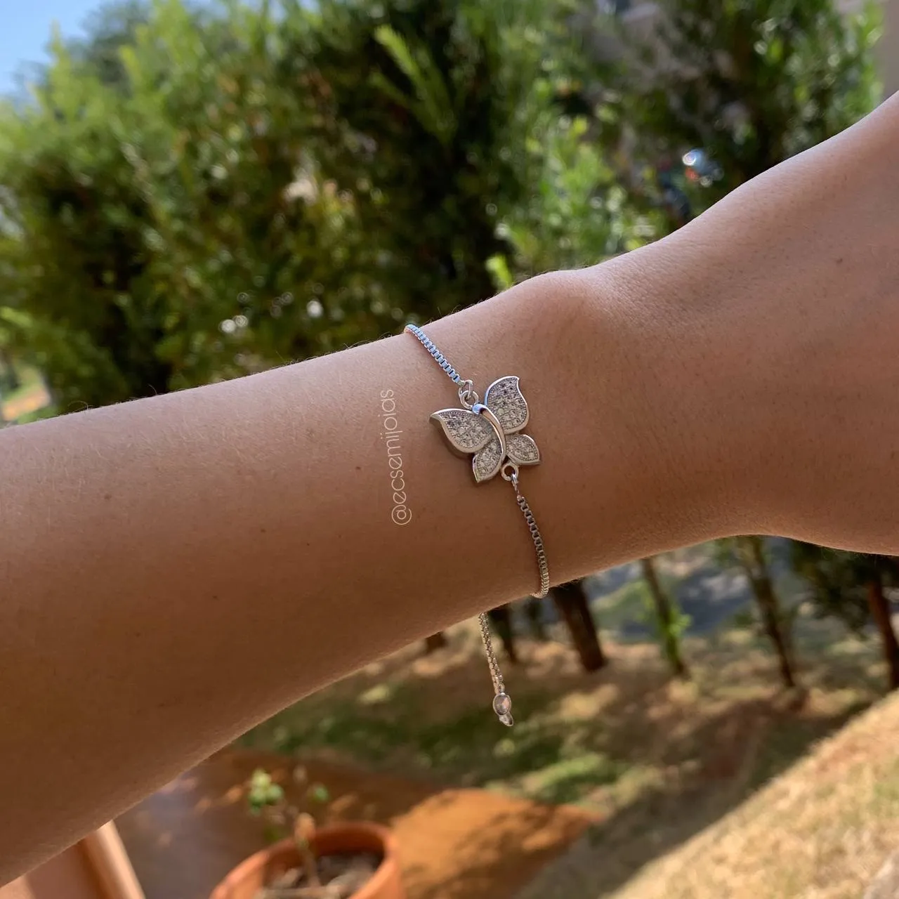 Pulseira shambala  Borboleta cravejada - banhado a ródio branco
