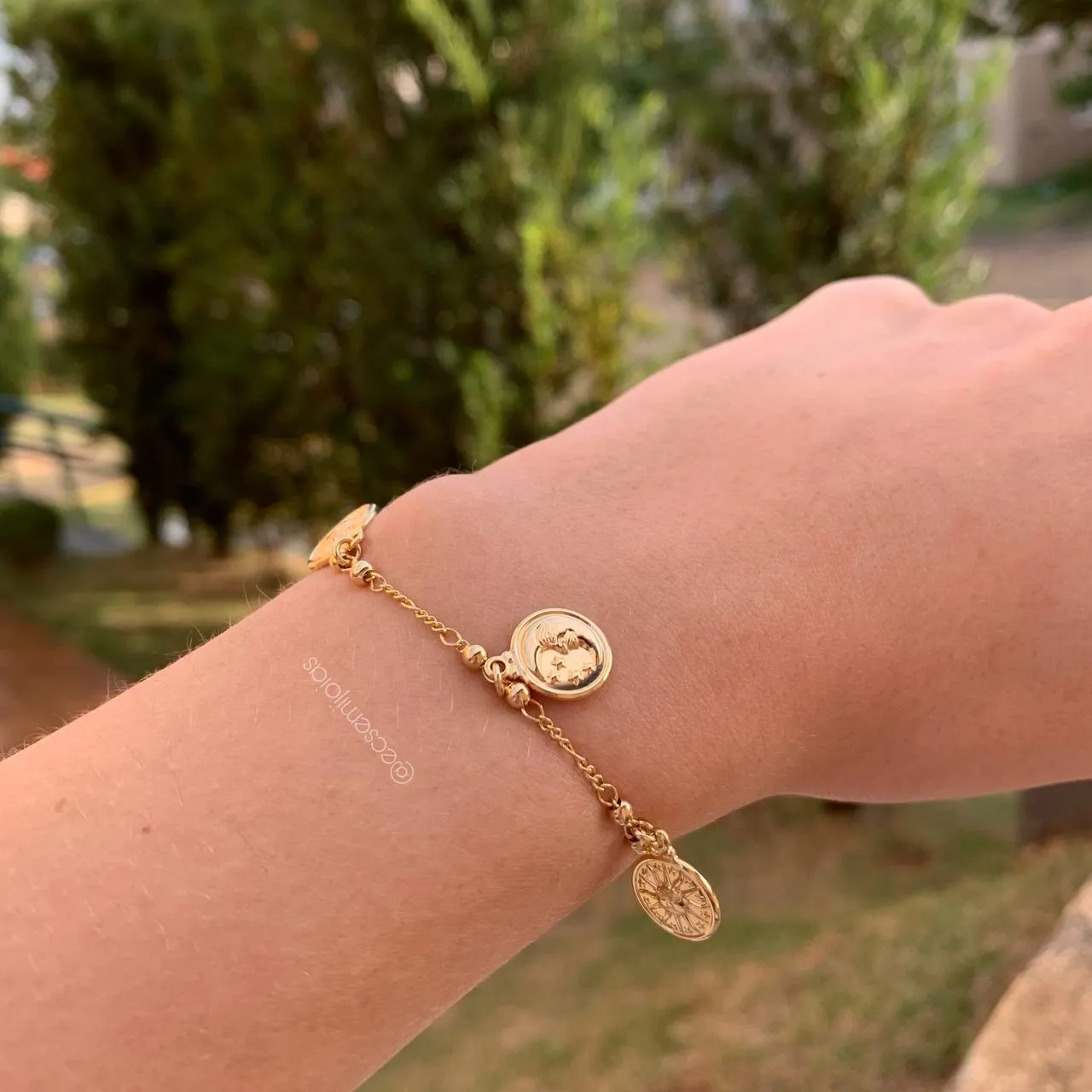 Pulseira com medalhas de lua, estrelas e sol penduradas- 20 cm - banhado a ouro 18k