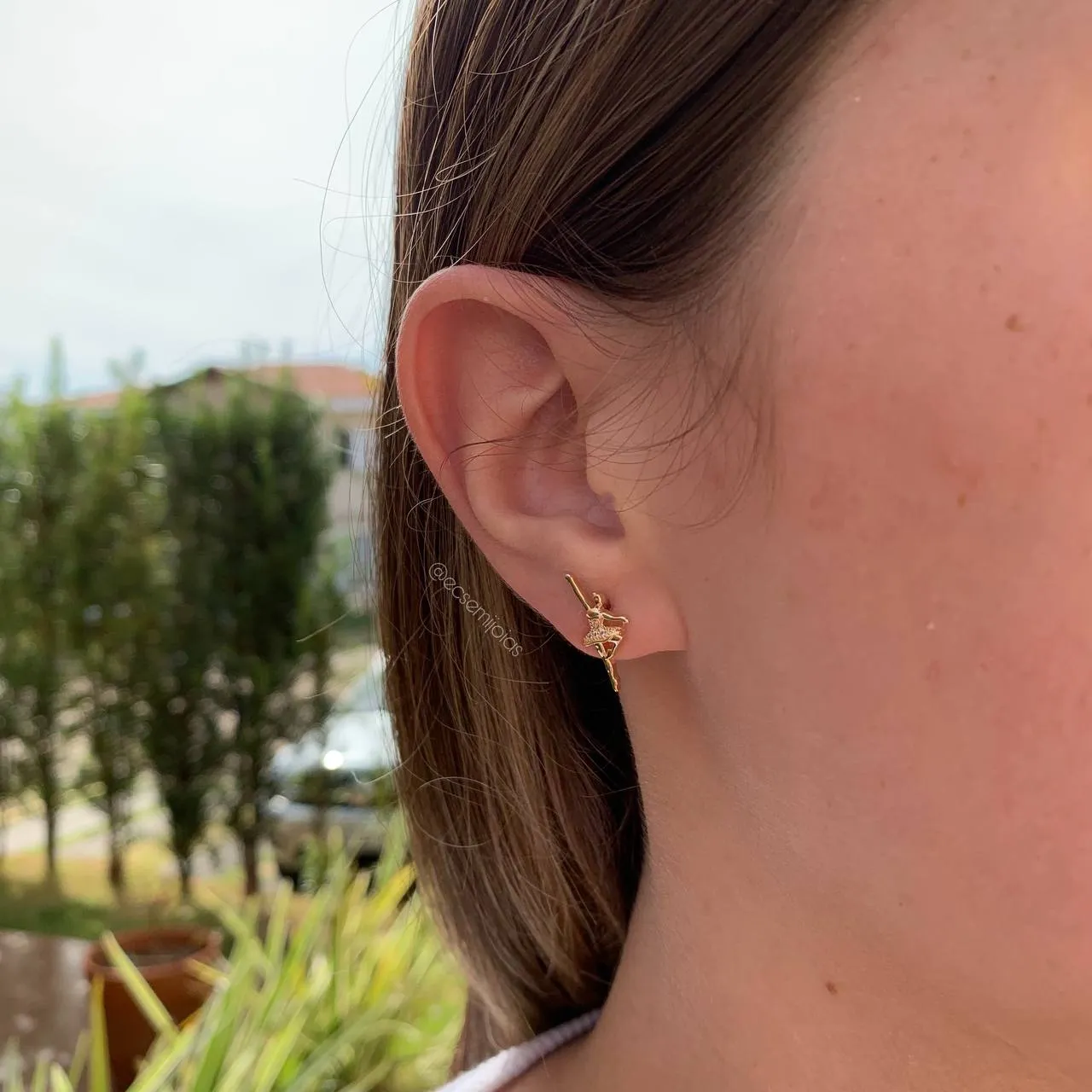 Brinco  bailarina cravejada delicada - banhado a ouro 18k