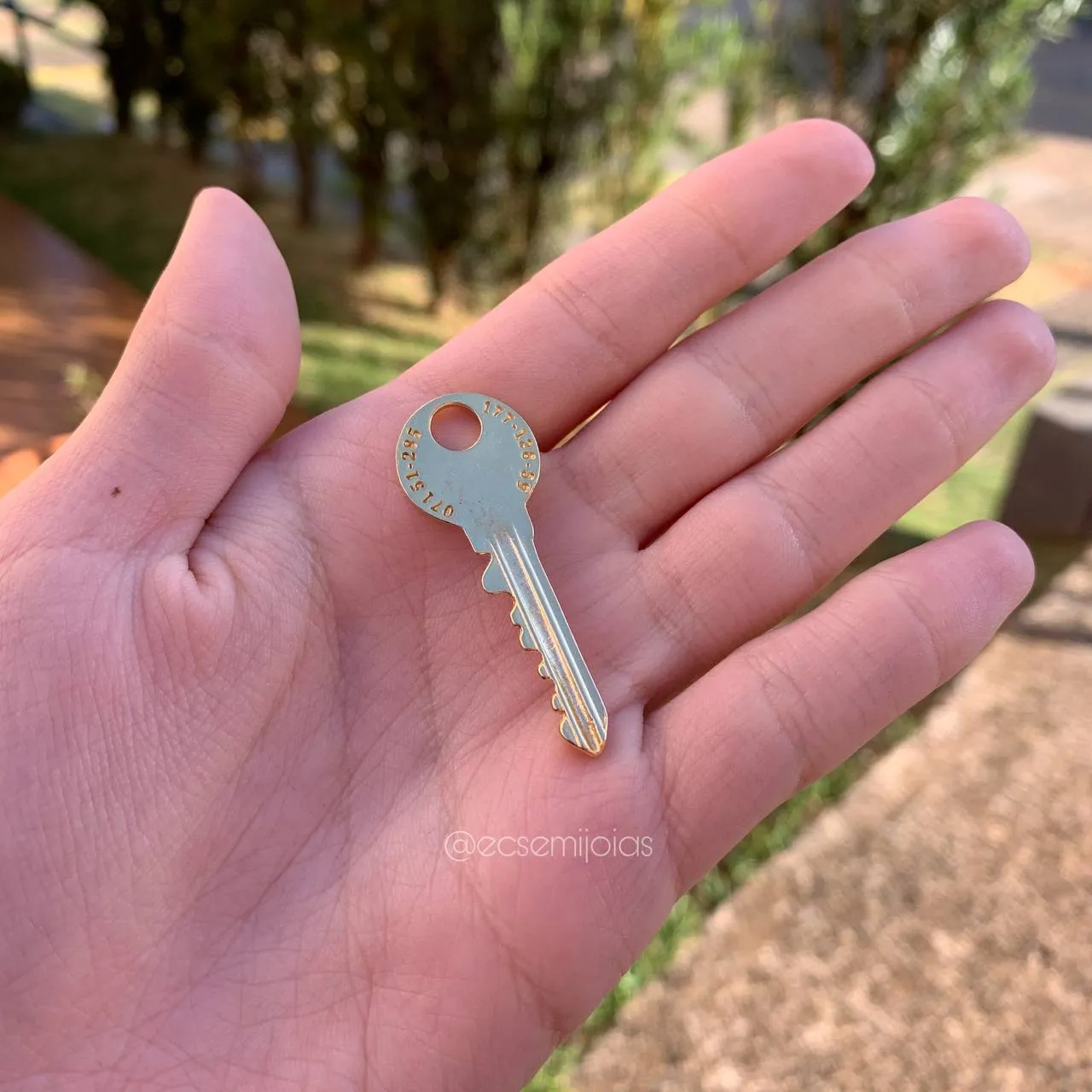 Pingente chave be brave 5 cm - banhado a ouro 18k
