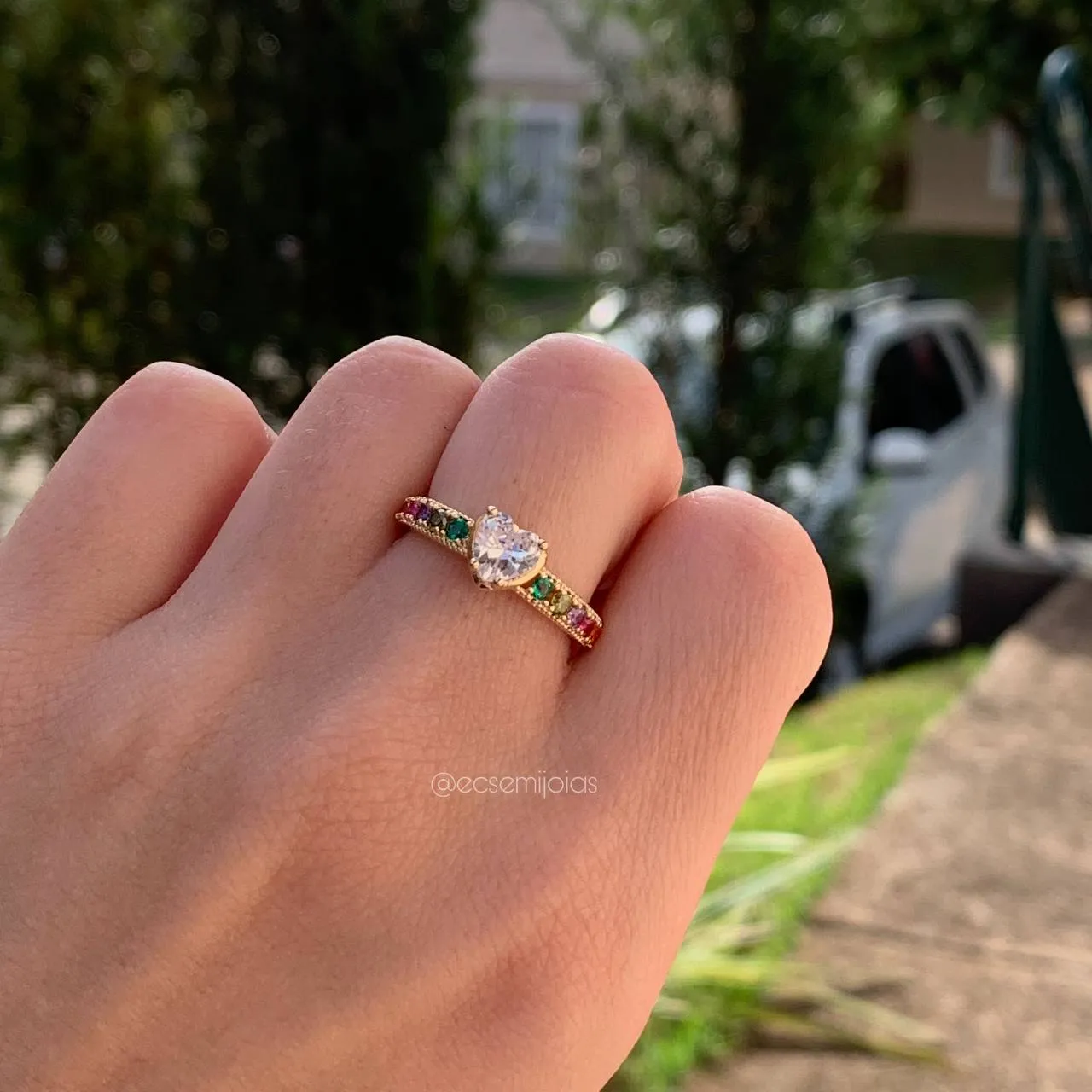 Anel de coração com zircônias coloridas em volta - banhado a ouro 18k