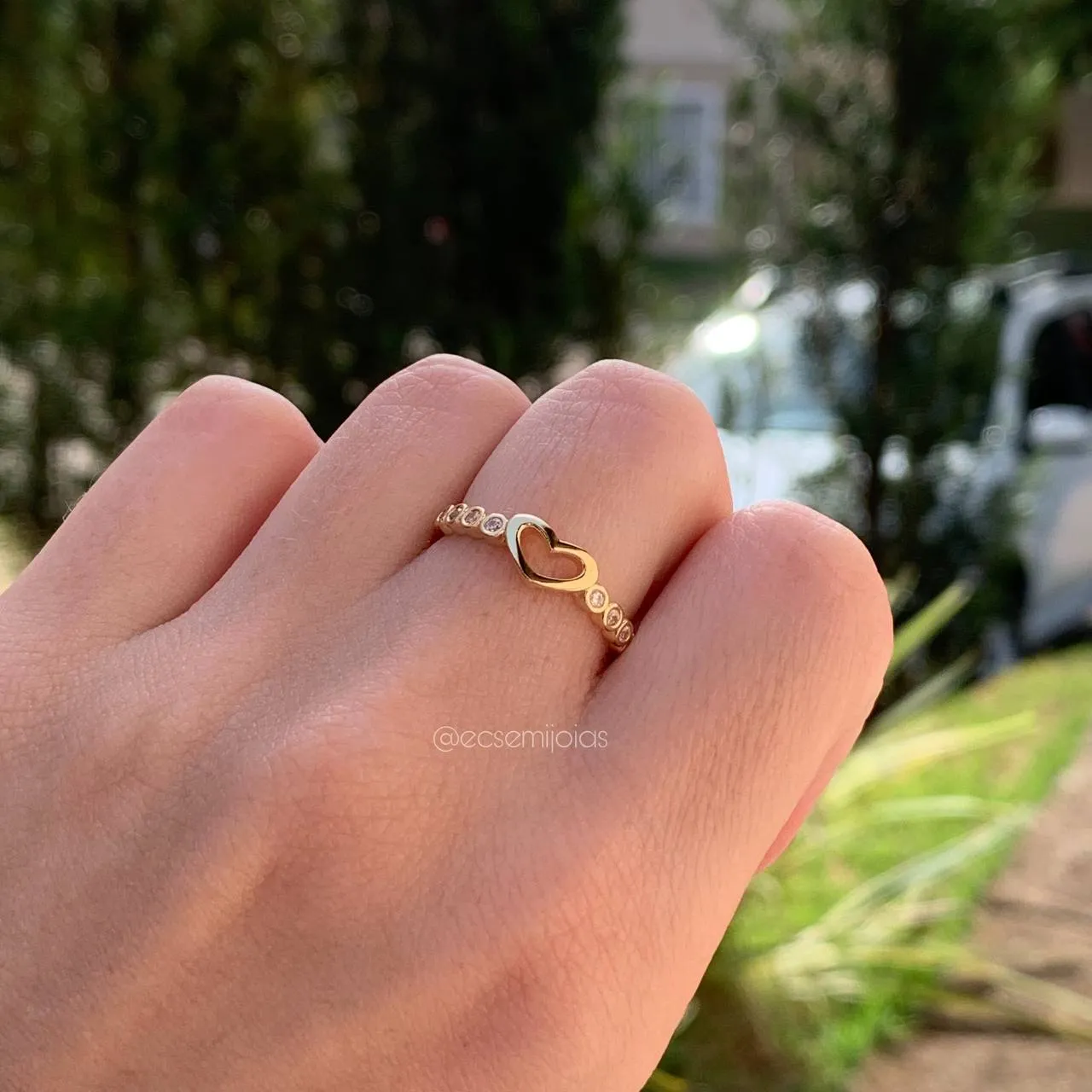 Anel de coração liso com 4 zircônias de cada lado - banhado a ouro 18k