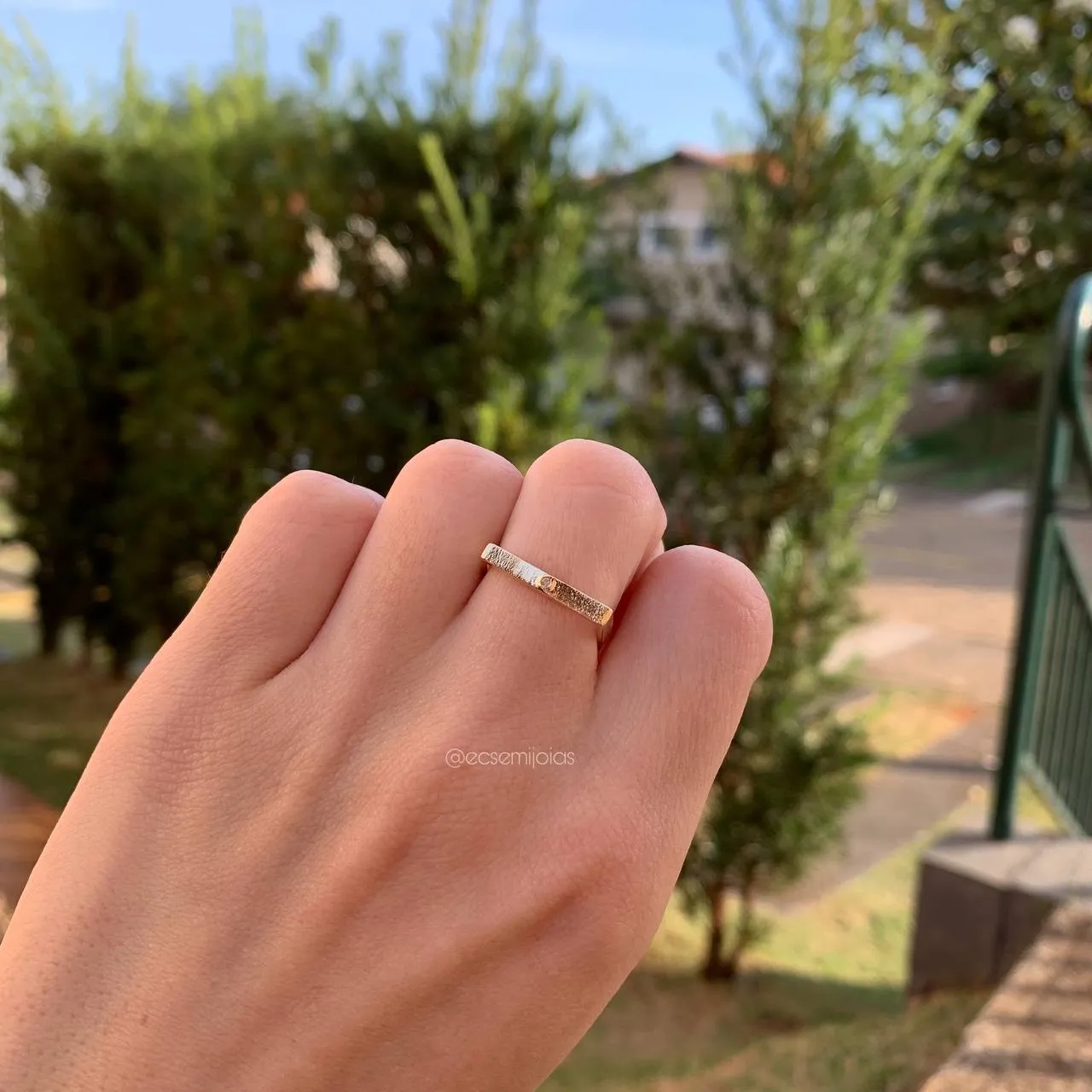 Anel de quadrado liso com uma zircônia - banhado a ouro 18k