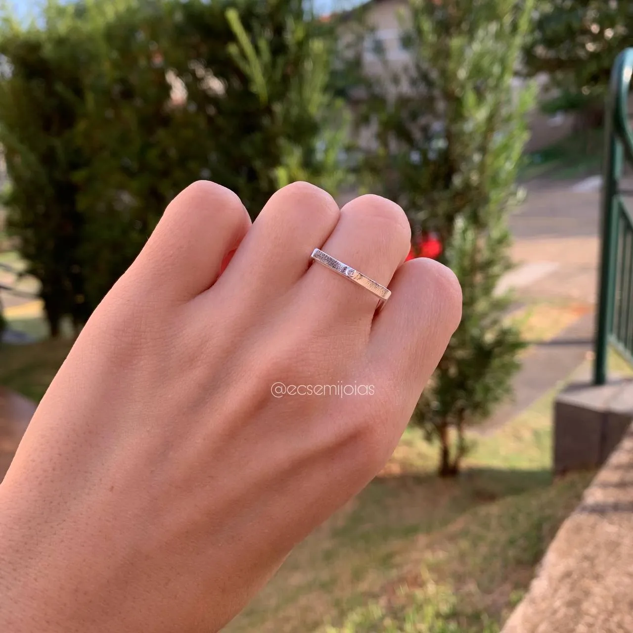 Anel de quadrado liso com uma zircônia - banhado a prata 925