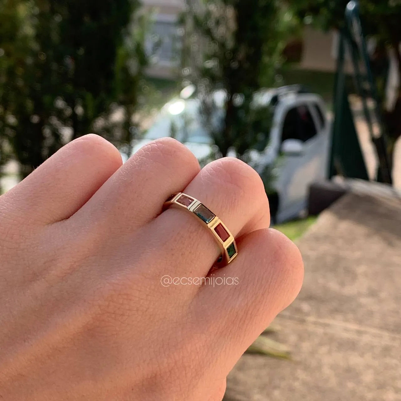 Anel de zircônias baguete colorida - banhado  a ouro 18k