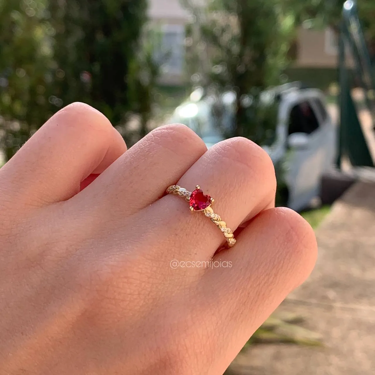 Anel torcidinho cravejado com pedra em formato de coração  - banhado a ouro 18k