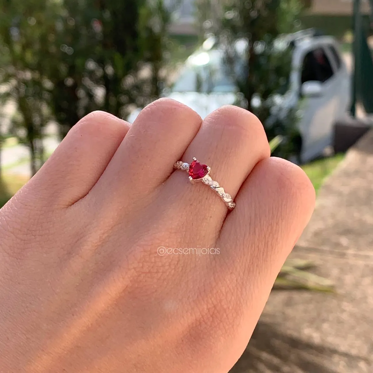 Anel torcidinho cravejado com pedra em formato de coração  - banhado a prata 925