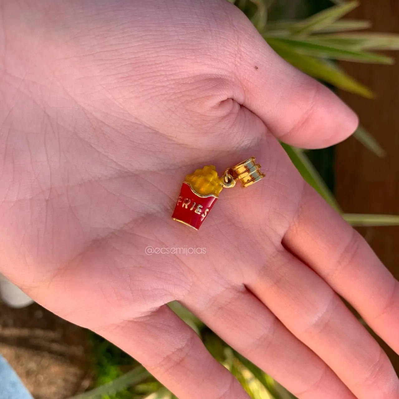 Berloque batata frita - banhado a ouro 18k