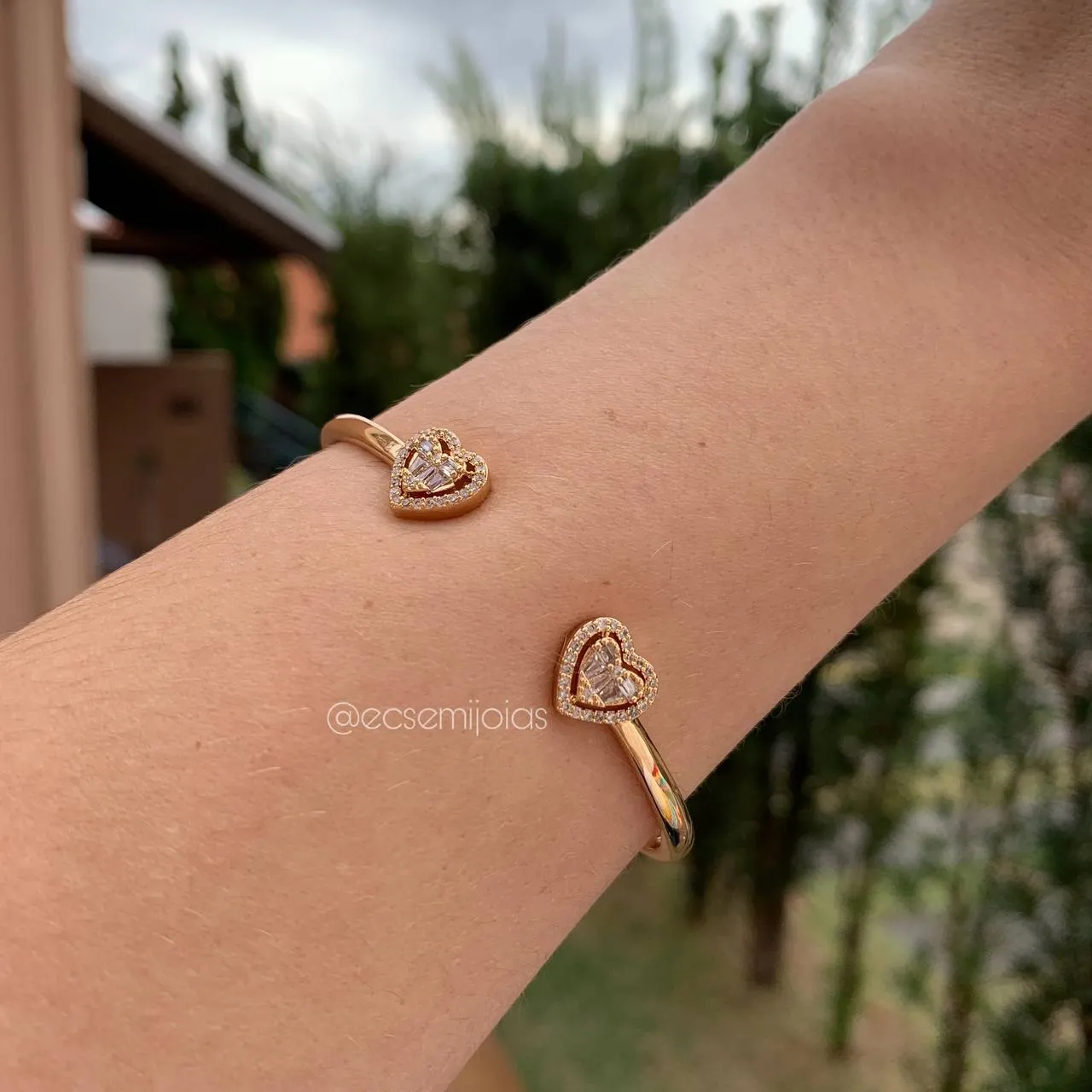 Bracelete 2 corações cravejados - banhado a ouro 18k