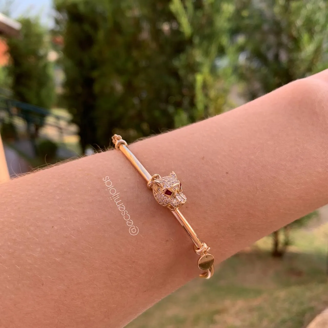 Bracelete tubolar com pantera cravejada - banhado a ouro 18k