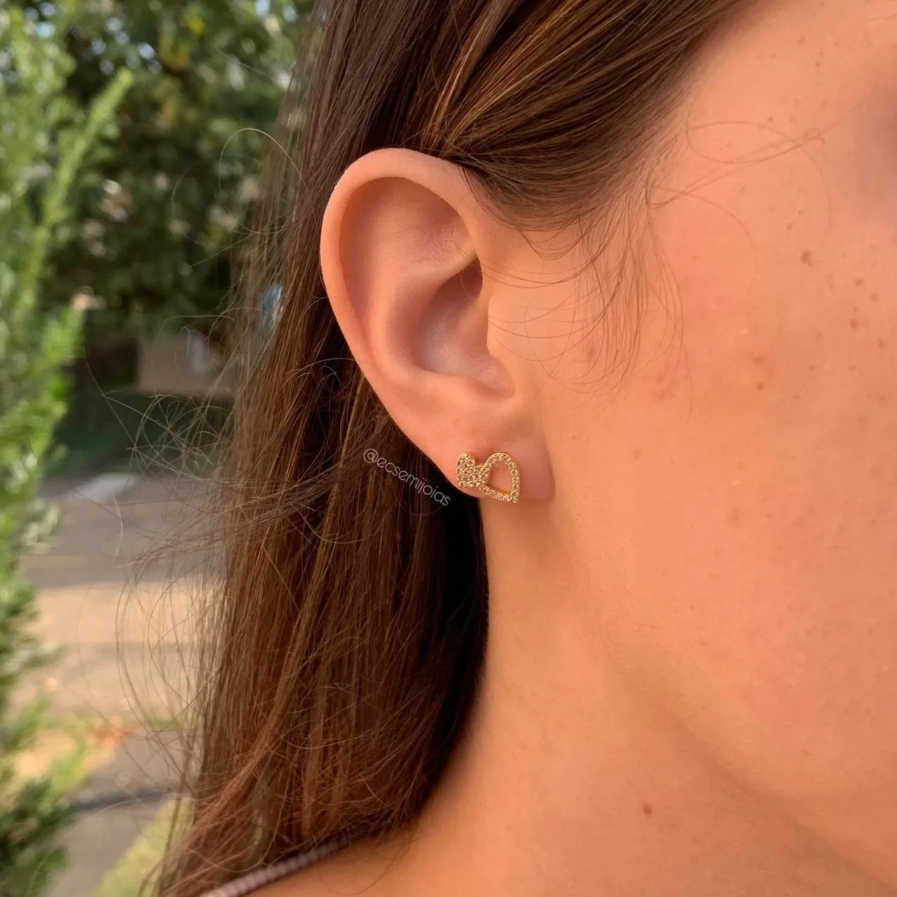 Brinco 2 corações cravejados - banhado  a ouro 18k