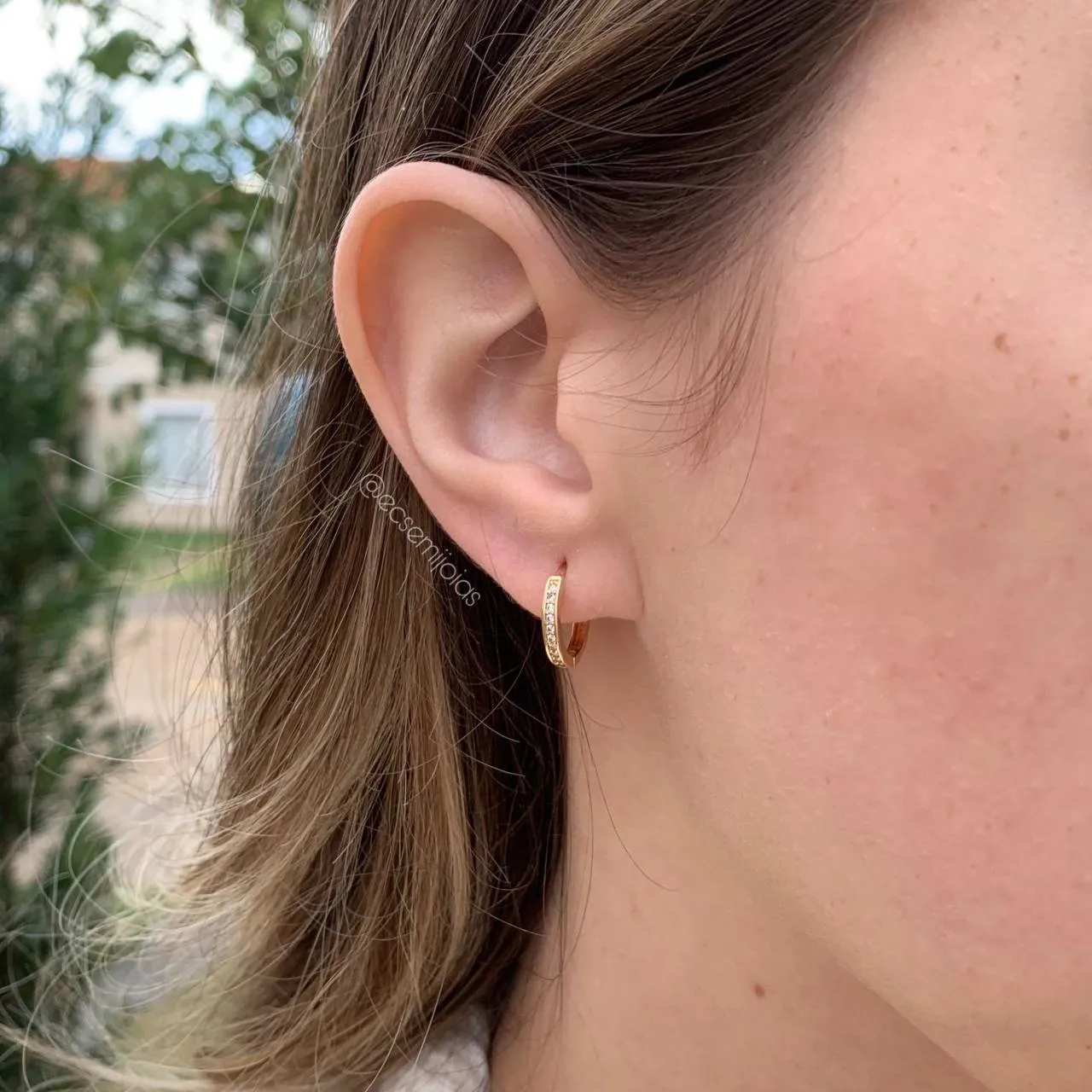 Brinco argola 1 fileira de pedras 0.95mm média - banhado a ouro 18k