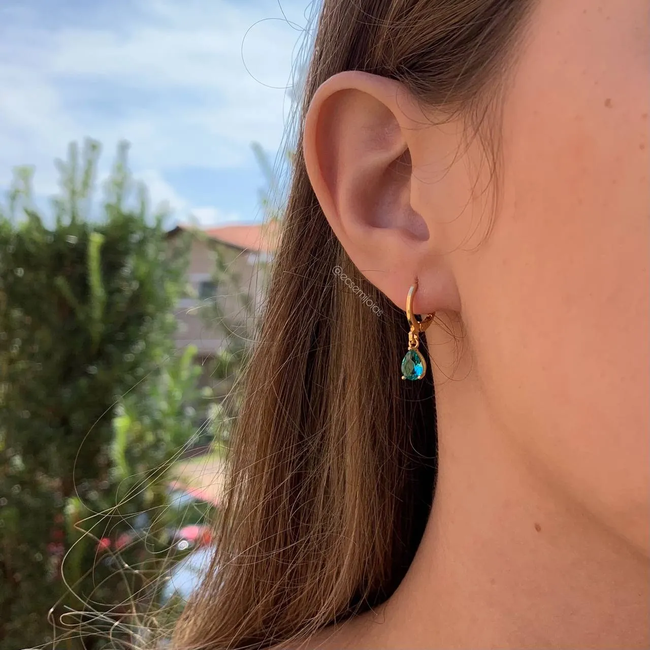 Brinco argola c/ gota de zircônia pendurada - banhado a ouro 18k