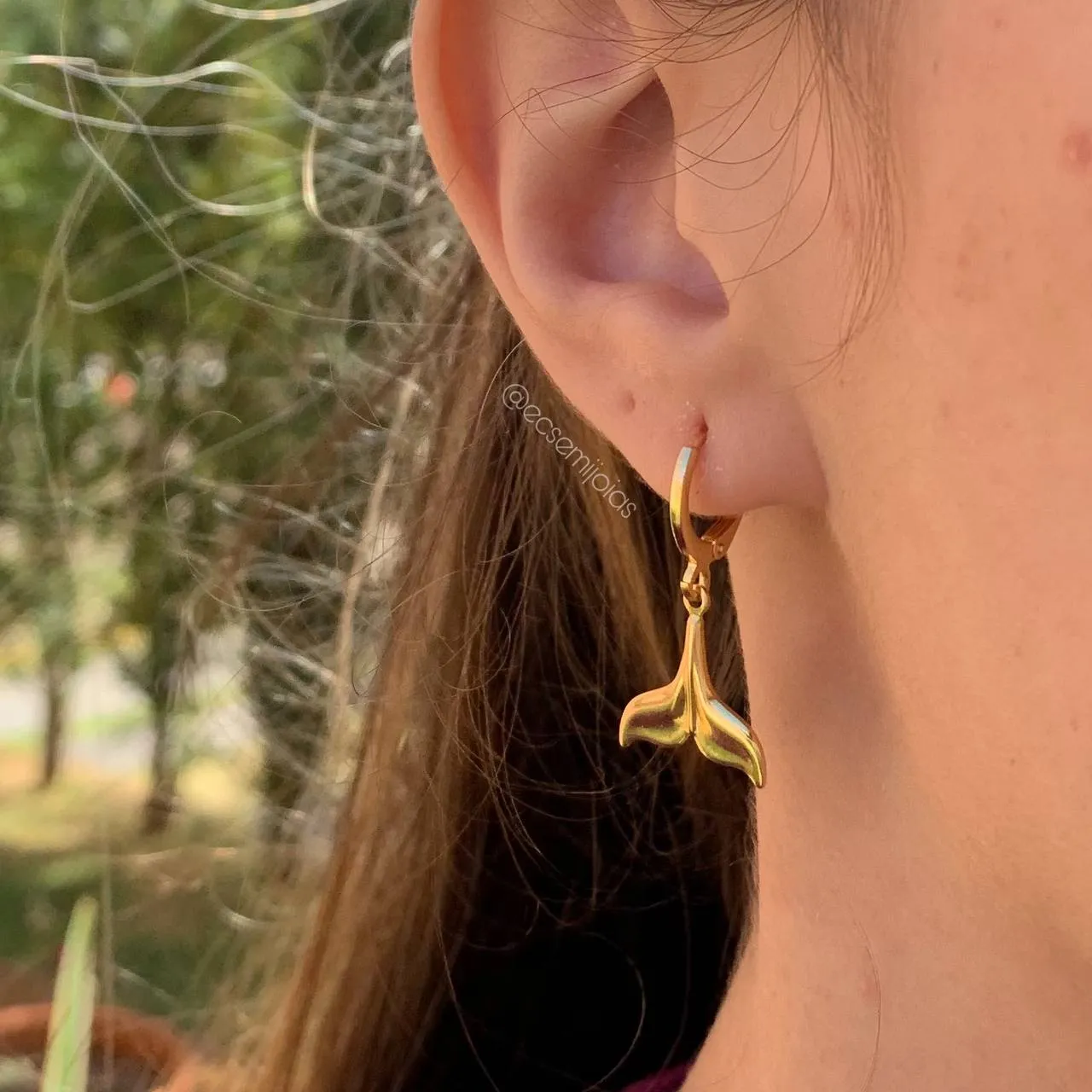 Brinco argola c/ rabo de baleia liso pendurado - banhado a ouro 18k