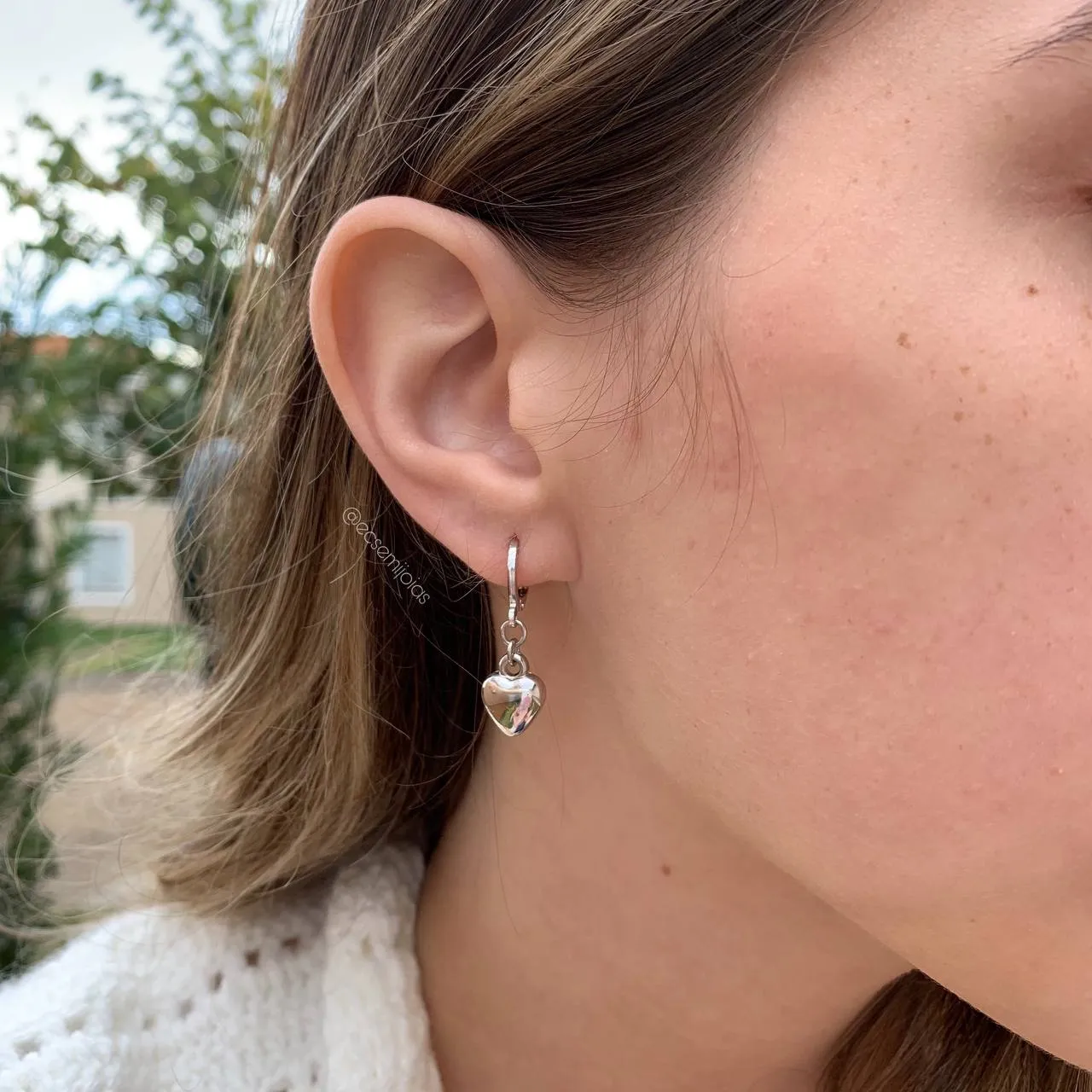Brinco argola com coração liso pendurado - banhado a ródio branco