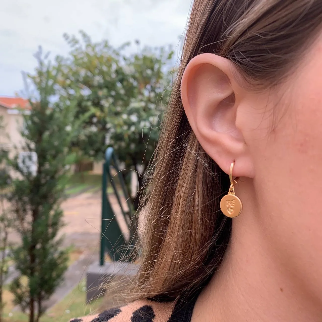 Brinco argola com medalha fé e coração baixo relevo - banhado a ouro 18k