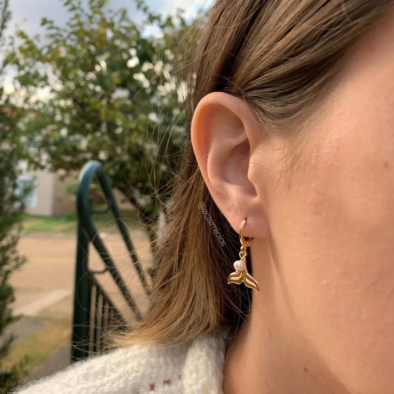 Brinco argola com perola e calda de baleia pendurada - banhado a ouro 18k