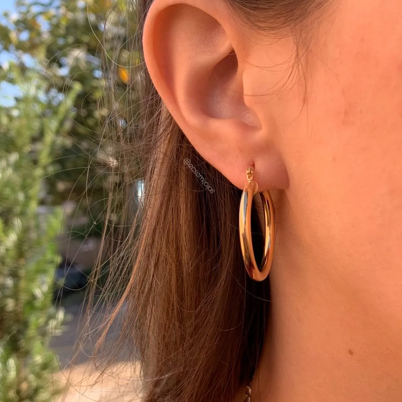 Brinco argola com tranqueta 3.5 espessura e 3 cm diâmetro - banhado a ouro 18k