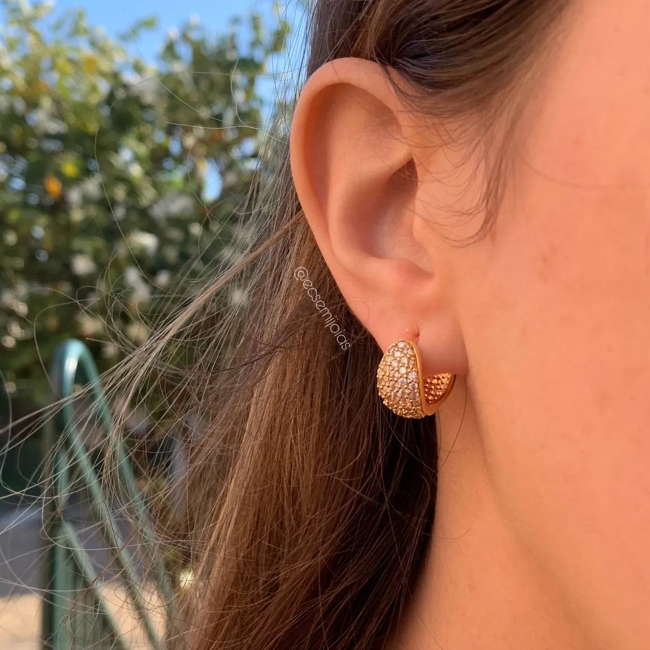 Brinco argola cravejada na frente - banhado a ouro 18k