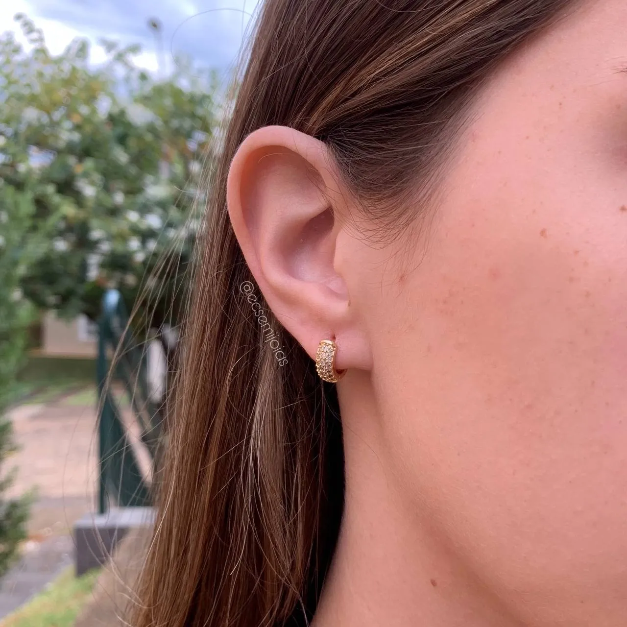 Brinco argola cravejada na frente com 3 fileiras pequeno - banhado a ouro 18k