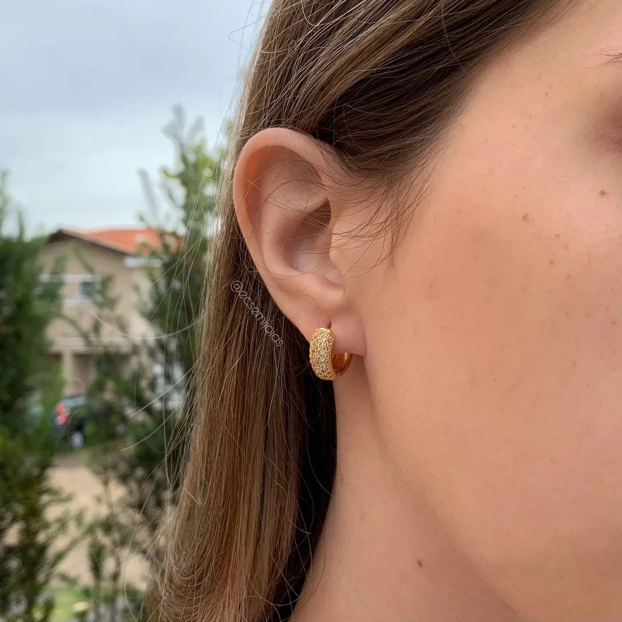 Brinco argola cravejado - banhado a ouro 18k